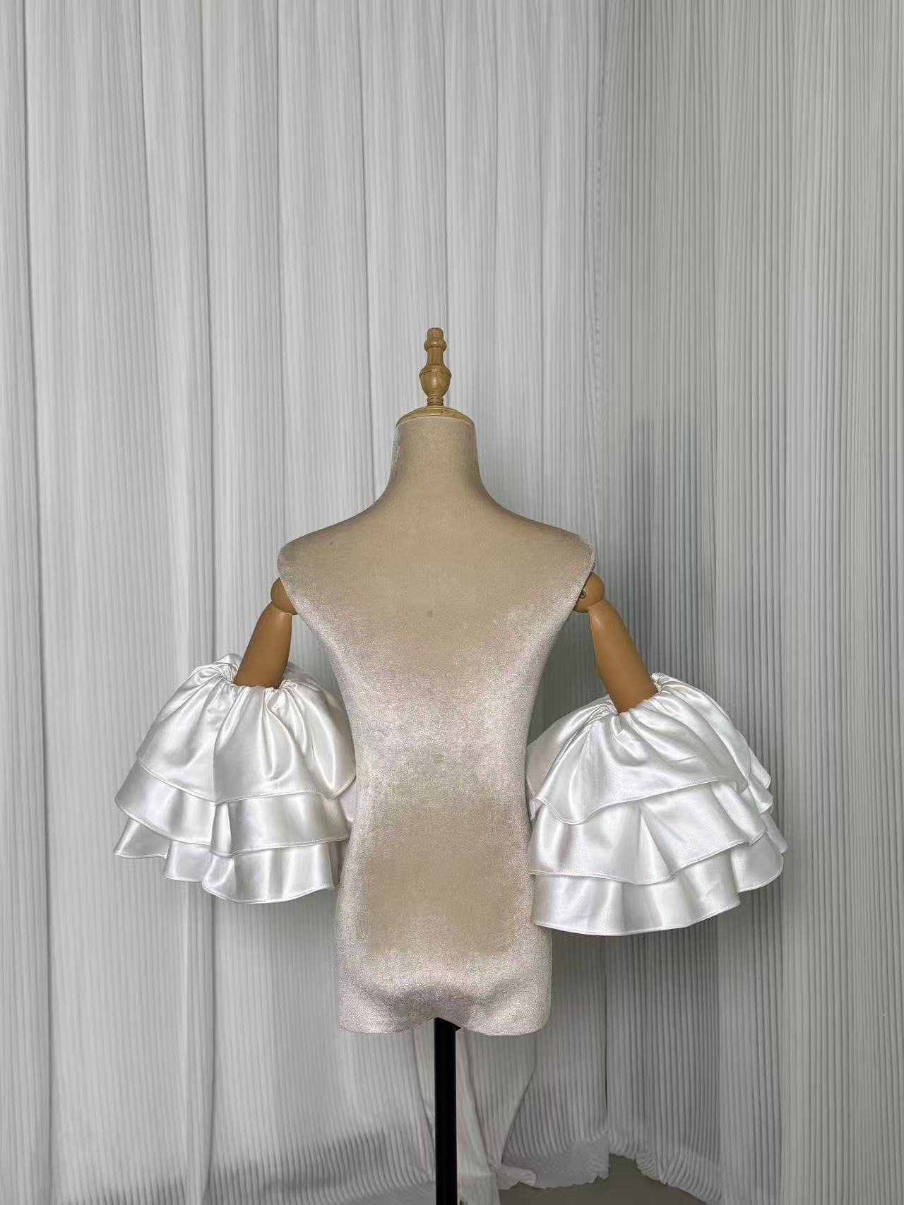 パフスリーブ フリル袖 光沢サテン オフホワイト 可愛い 色直し 花嫁 結婚式