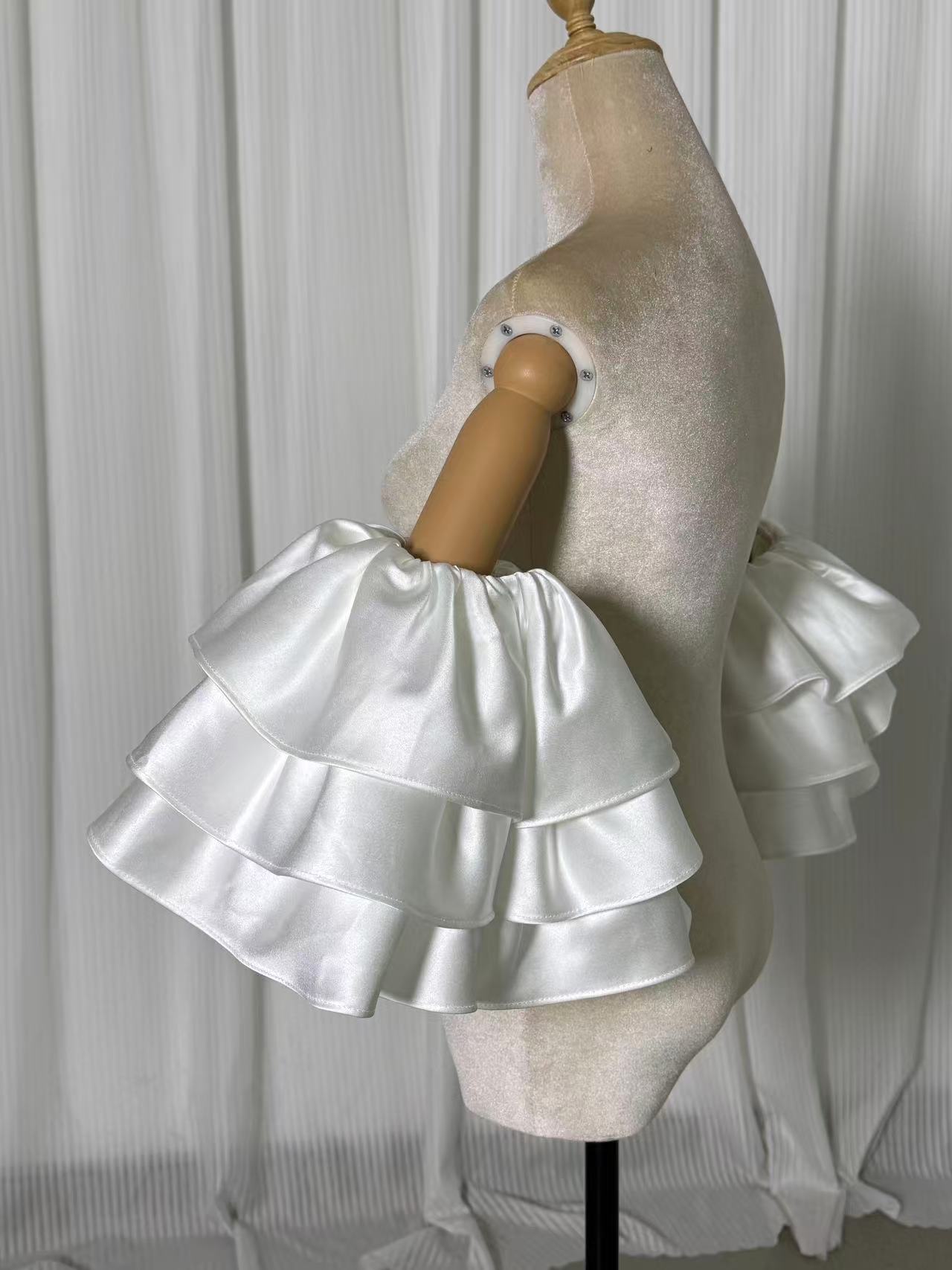 パフスリーブ フリル袖 光沢サテン オフホワイト 可愛い 色直し 花嫁 結婚式