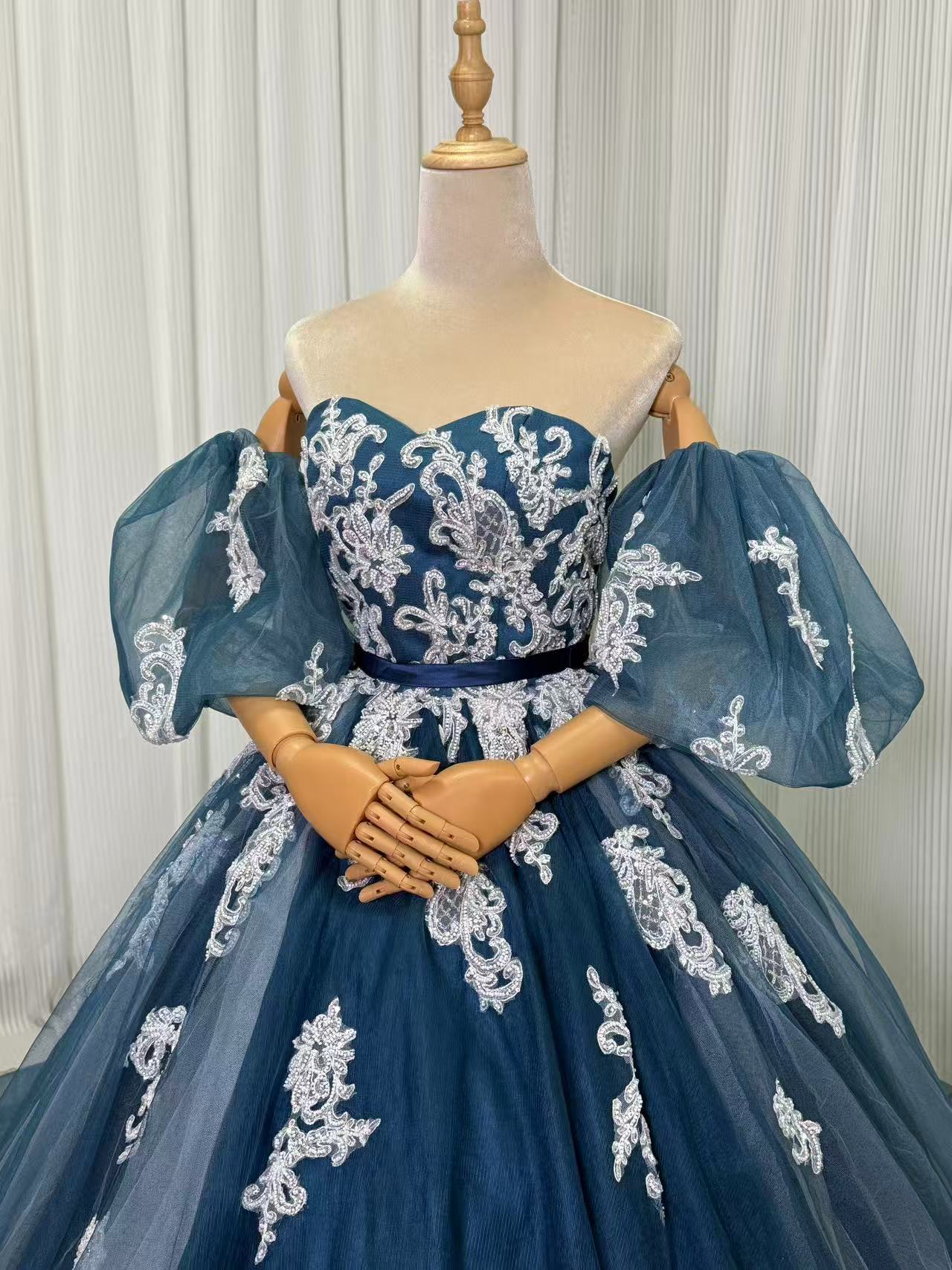 豪華！カラードレス ジュエルブルー ベアトップ パフスリーブ キラキラ光る刺繍 優雅なシルエット 編み上げ 前撮り