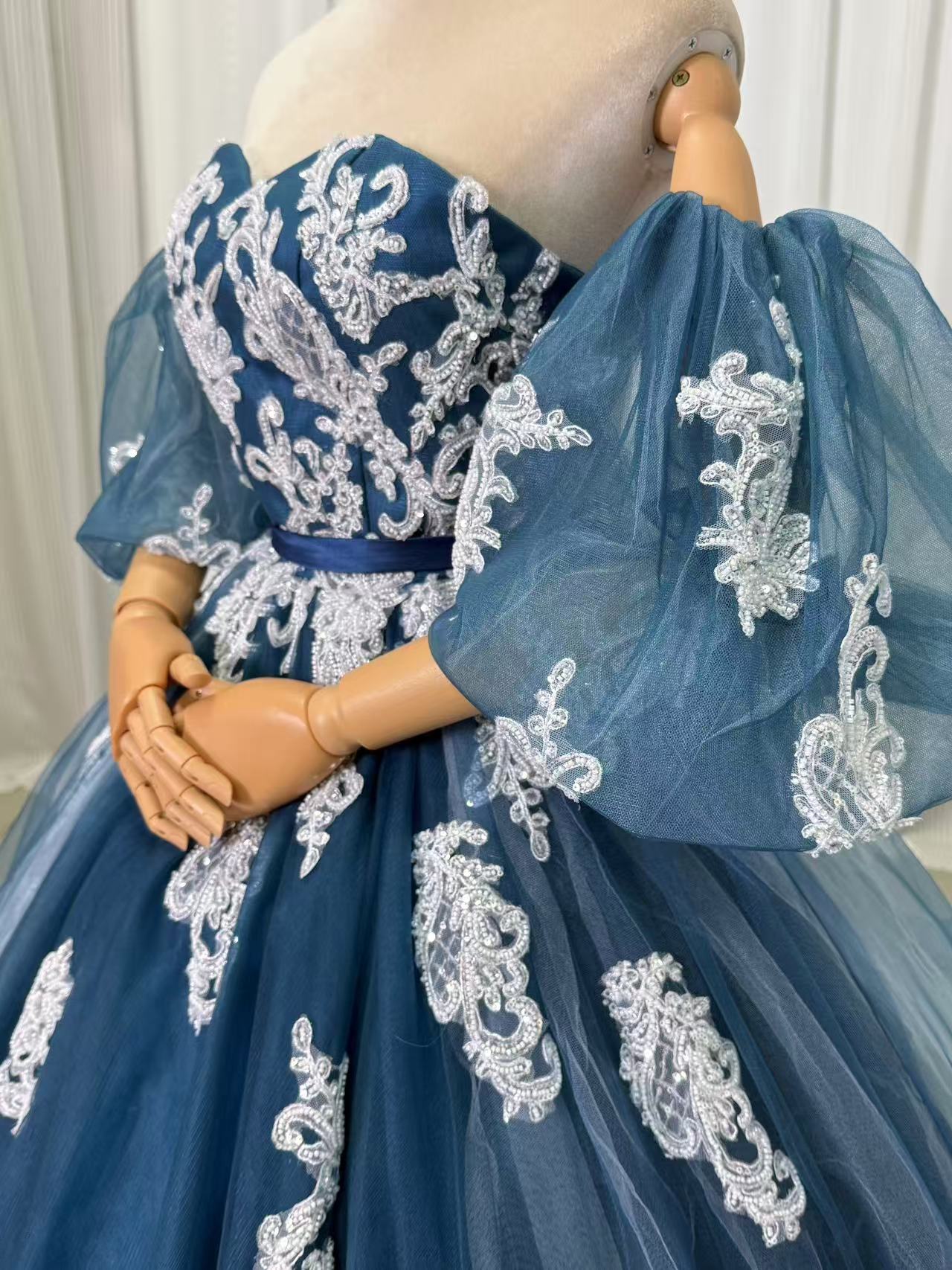 豪華！カラードレス ジュエルブルー ベアトップ パフスリーブ キラキラ光る刺繍 優雅なシルエット 編み上げ 前撮り