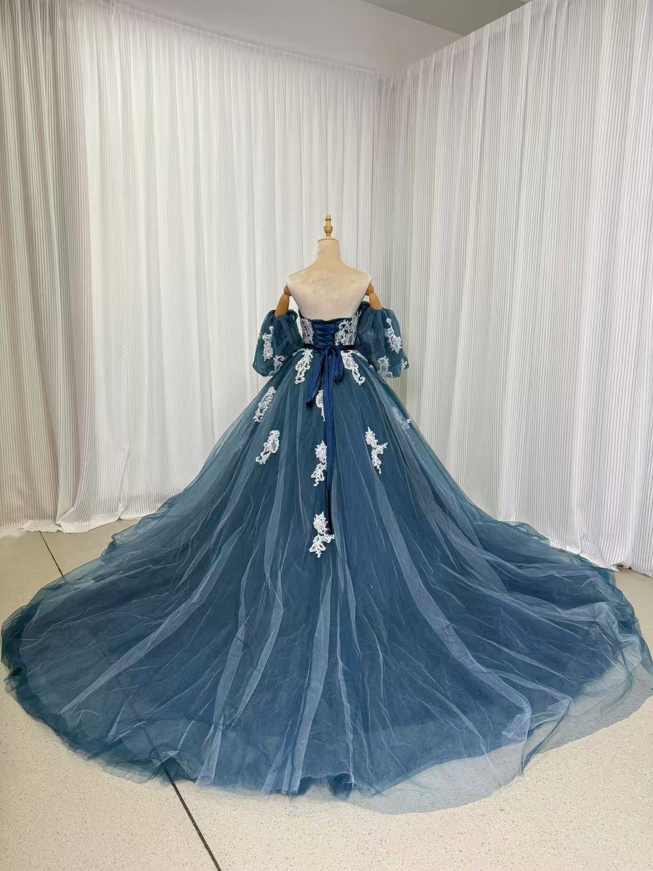 豪華！カラードレス ジュエルブルー ベアトップ パフスリーブ キラキラ光る刺繍 優雅なシルエット 編み上げ 前撮り