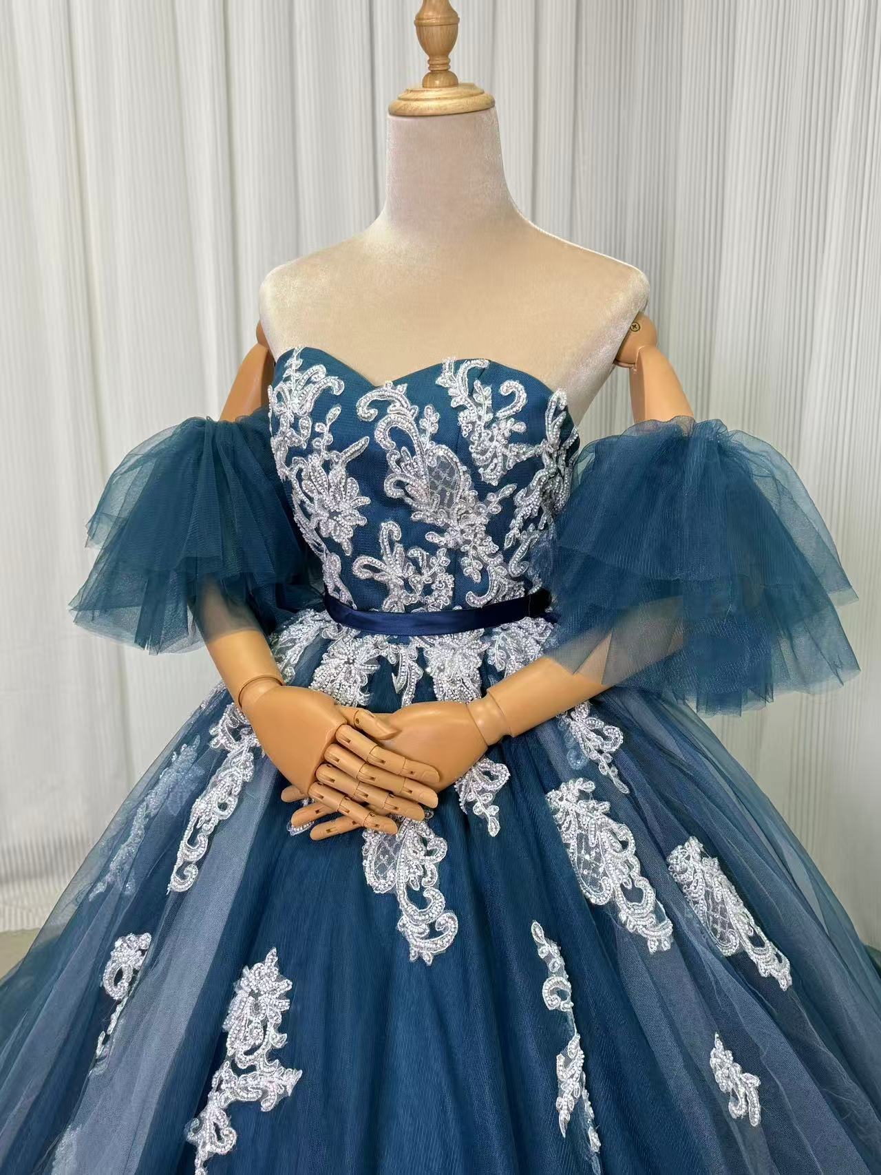 高品質！カラードレス ジュエルブルー ベアトップ フリル袖 キラキラ光る刺繍 優雅なシルエット 編み上げ 前撮り