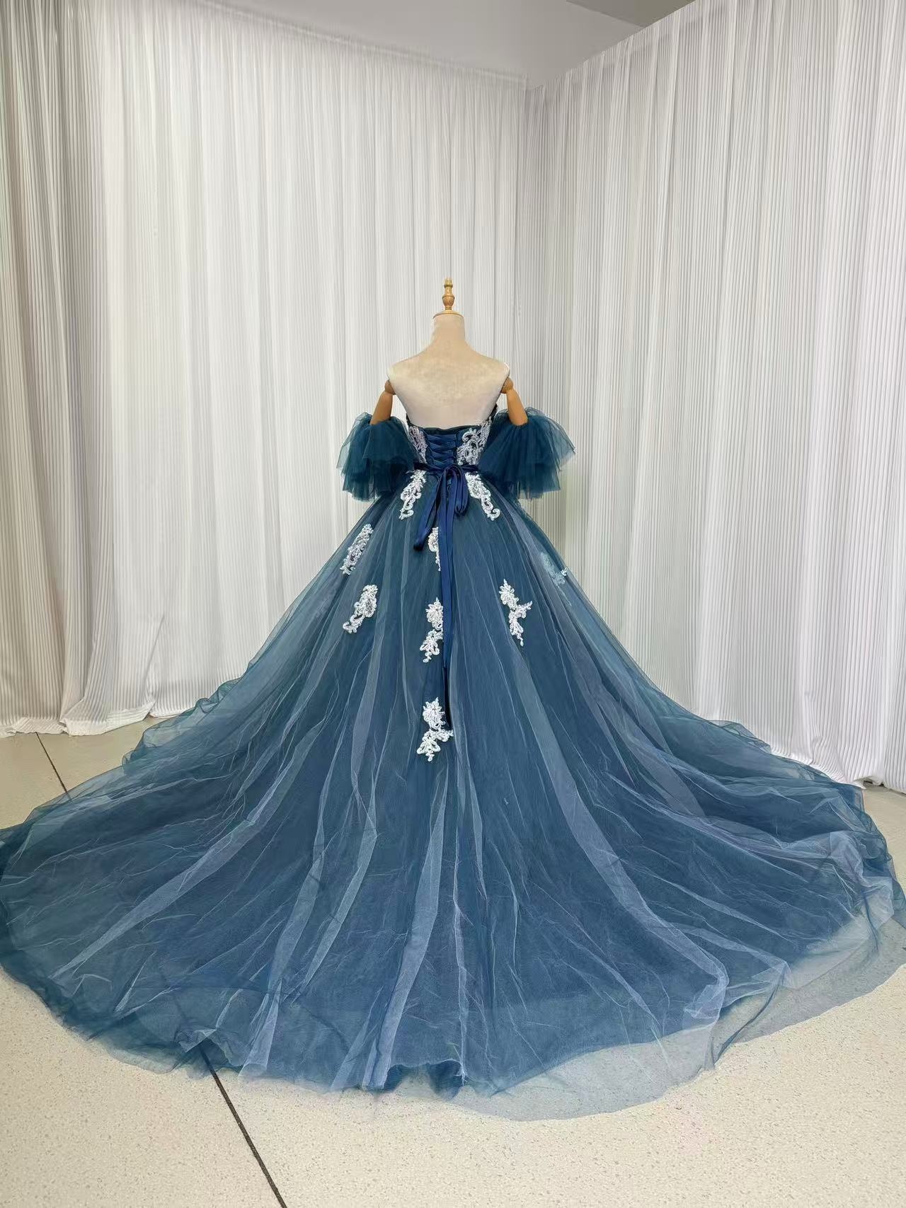 高品質！カラードレス ジュエルブルー ベアトップ フリル袖 キラキラ光る刺繍 優雅なシルエット 編み上げ 前撮り