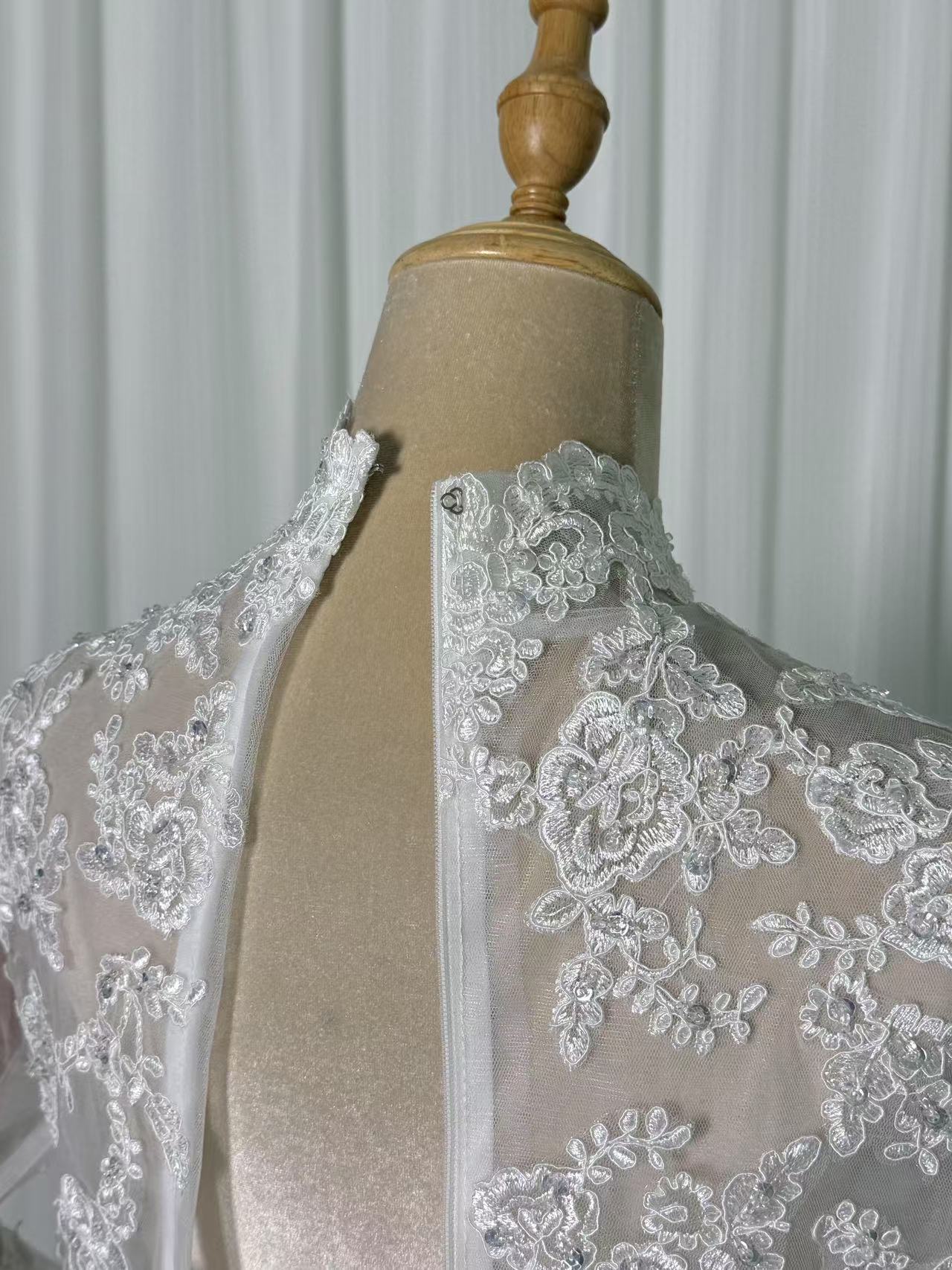 高品質！可憐な花刺繍のトップス ウエディングドレス 長袖 ボレロ 結婚式/花嫁 前撮り