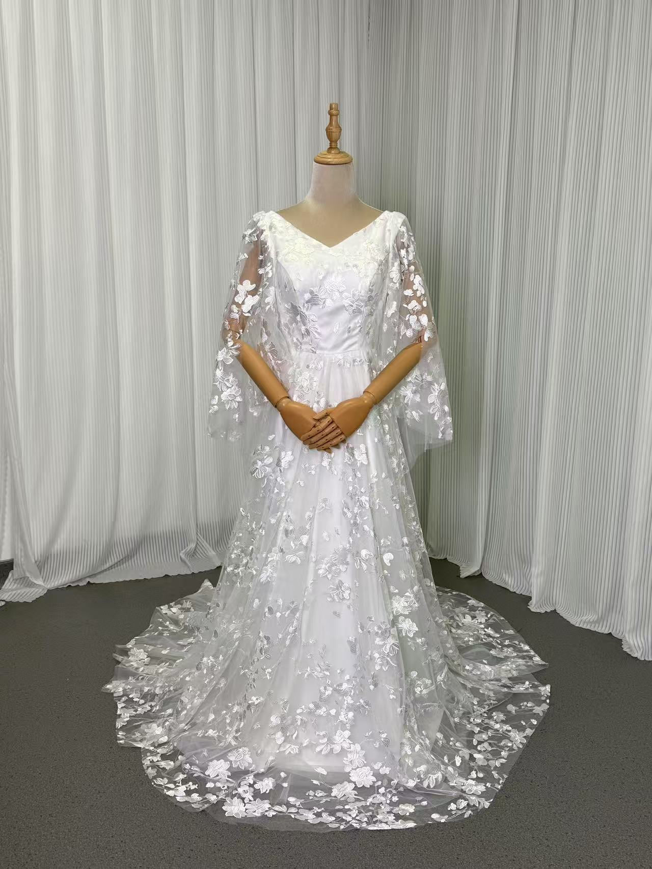 ウェディングドレス Vネック 背中見せ 贅沢な小花総レース 華やかなトレーン ふわふわ袖 結婚式/披露宴