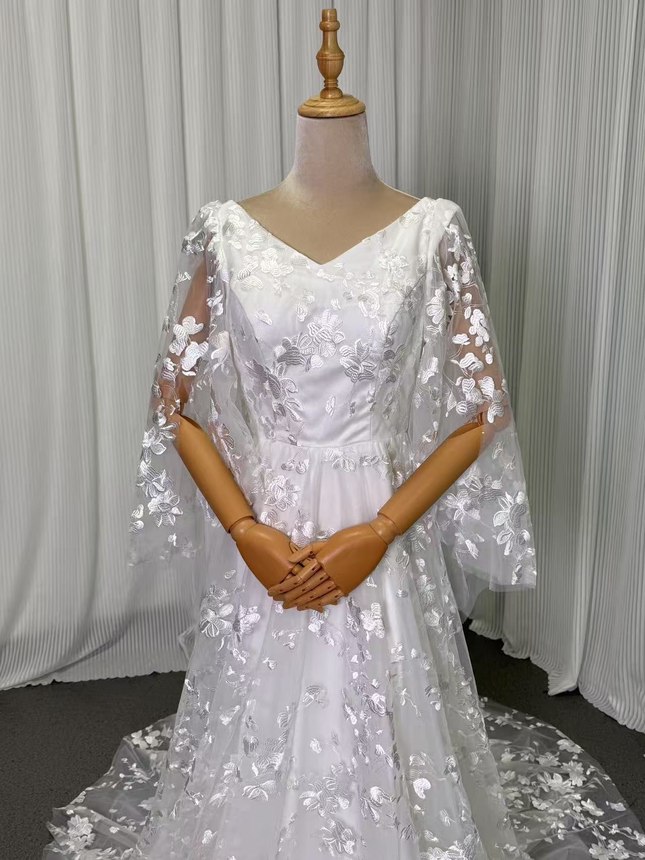 ウェディングドレス Vネック 背中見せ 贅沢な小花総レース 華やかなトレーン ふわふわ袖 結婚式/披露宴