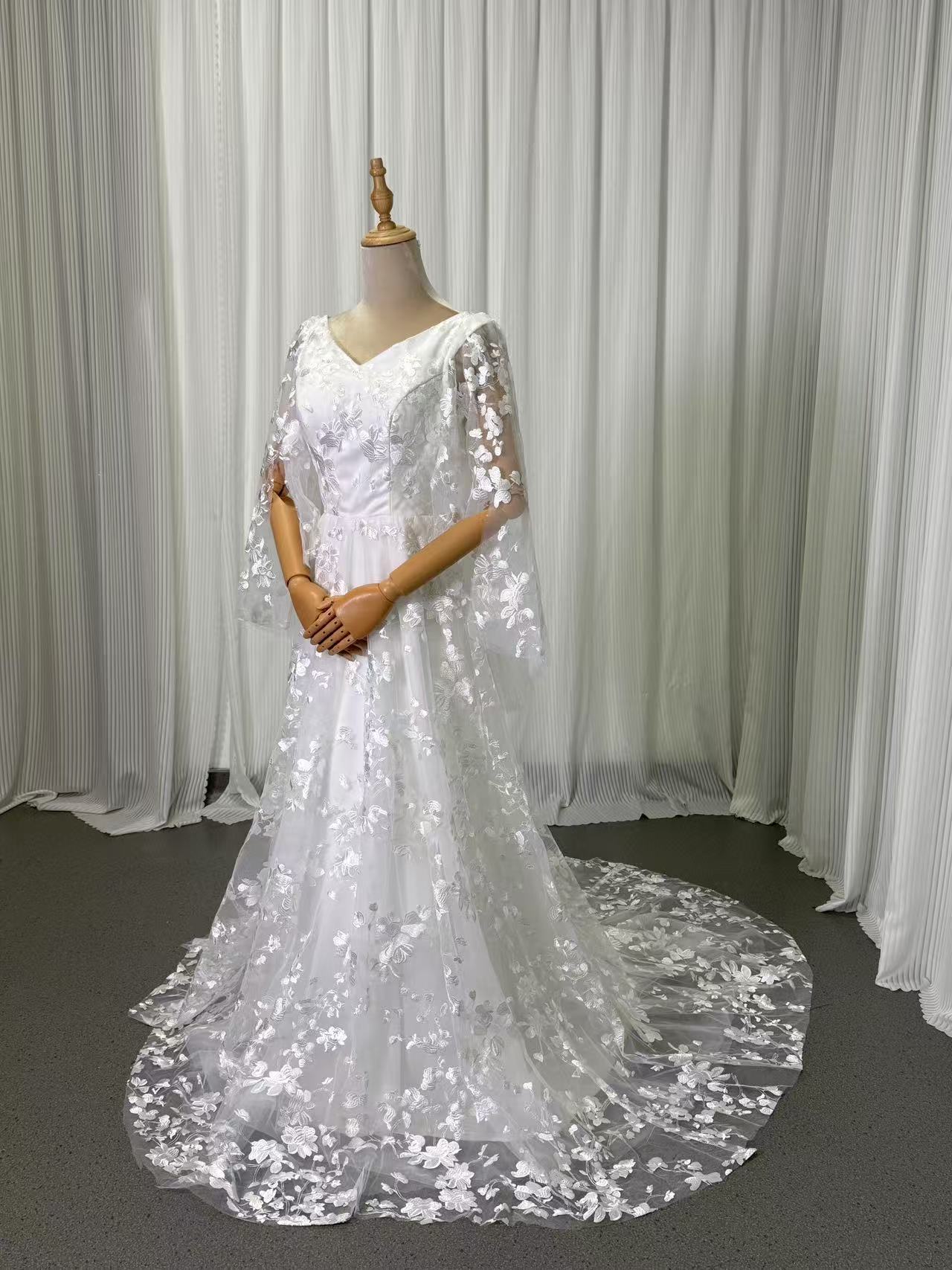 ウェディングドレス Vネック 背中見せ 贅沢な小花総レース 華やかなトレーン ふわふわ袖 結婚式/披露宴