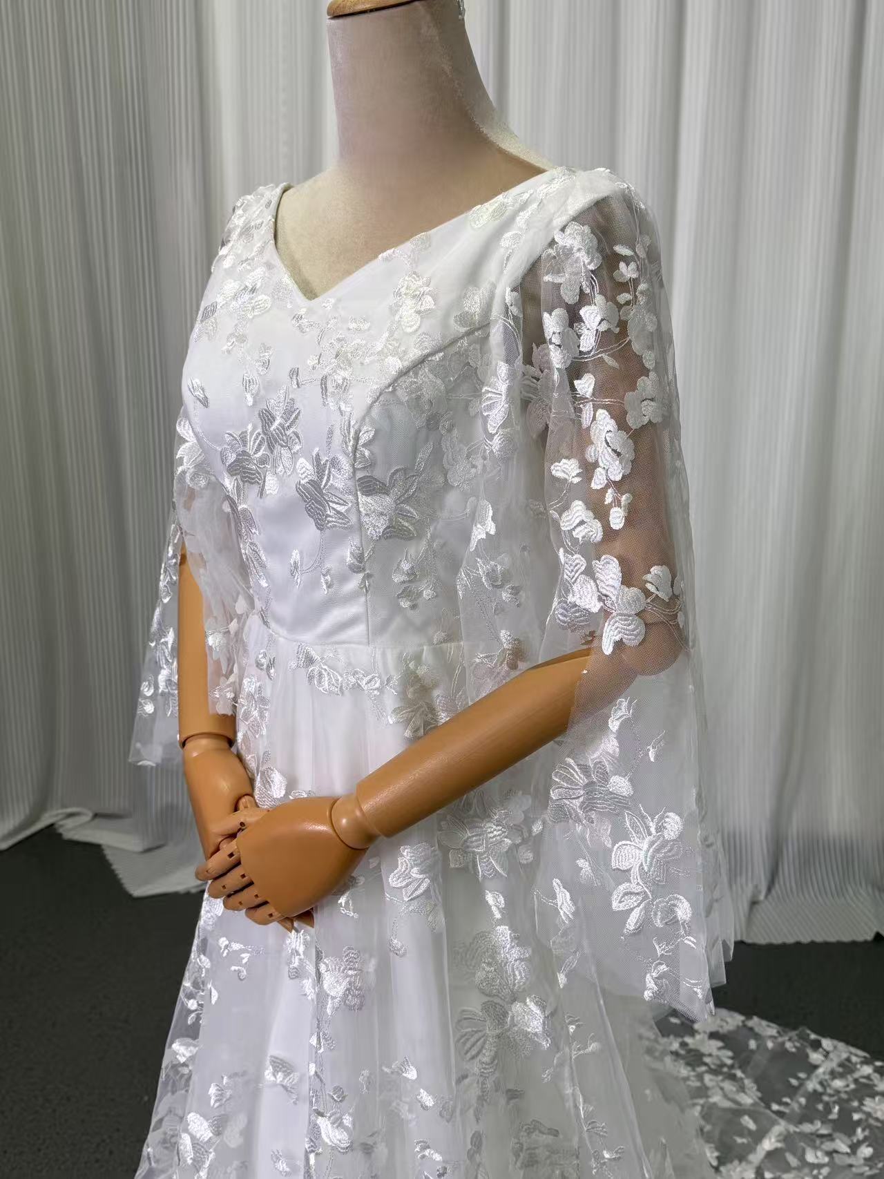 ウェディングドレス Vネック 背中見せ 贅沢な小花総レース 華やかなトレーン ふわふわ袖 結婚式/披露宴