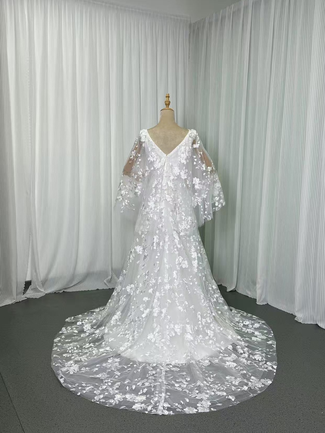 ウェディングドレス Vネック 背中見せ 贅沢な小花総レース 華やかなトレーン ふわふわ袖 結婚式/披露宴