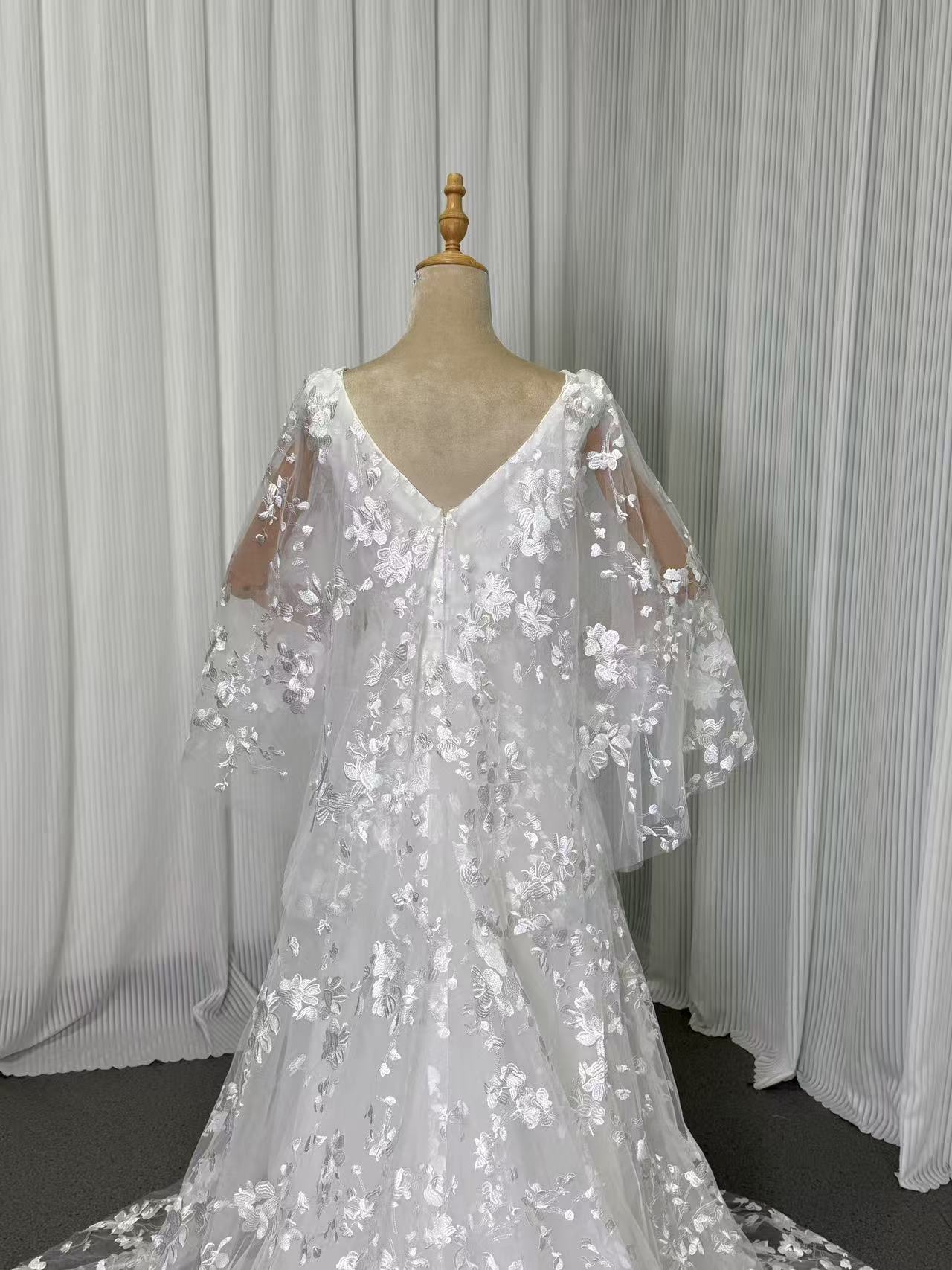ウェディングドレス Vネック 背中見せ 贅沢な小花総レース 華やかなトレーン ふわふわ袖 結婚式/披露宴