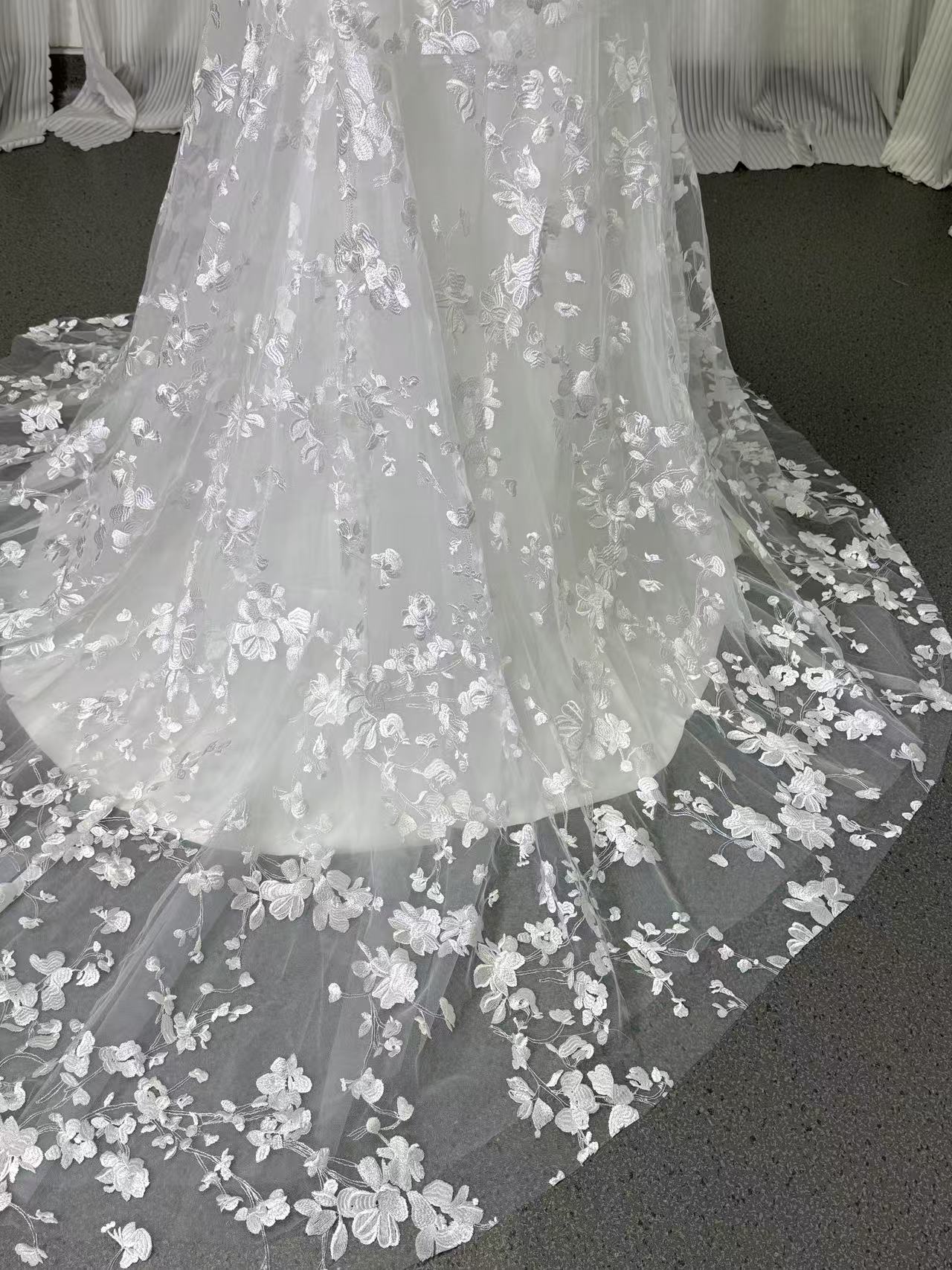 ウェディングドレス Vネック 背中見せ 贅沢な小花総レース 華やかなトレーン ふわふわ袖 結婚式/披露宴