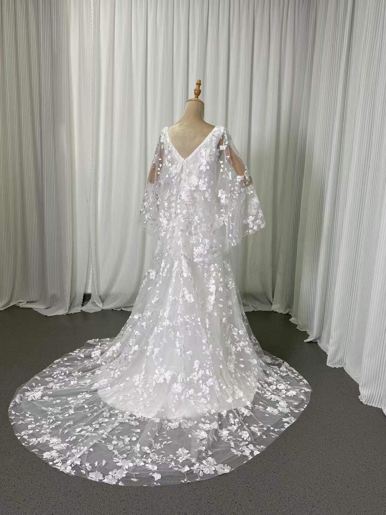 ウェディングドレス Vネック 背中見せ 贅沢な小花総レース 華やかなトレーン ふわふわ袖 結婚式/披露宴