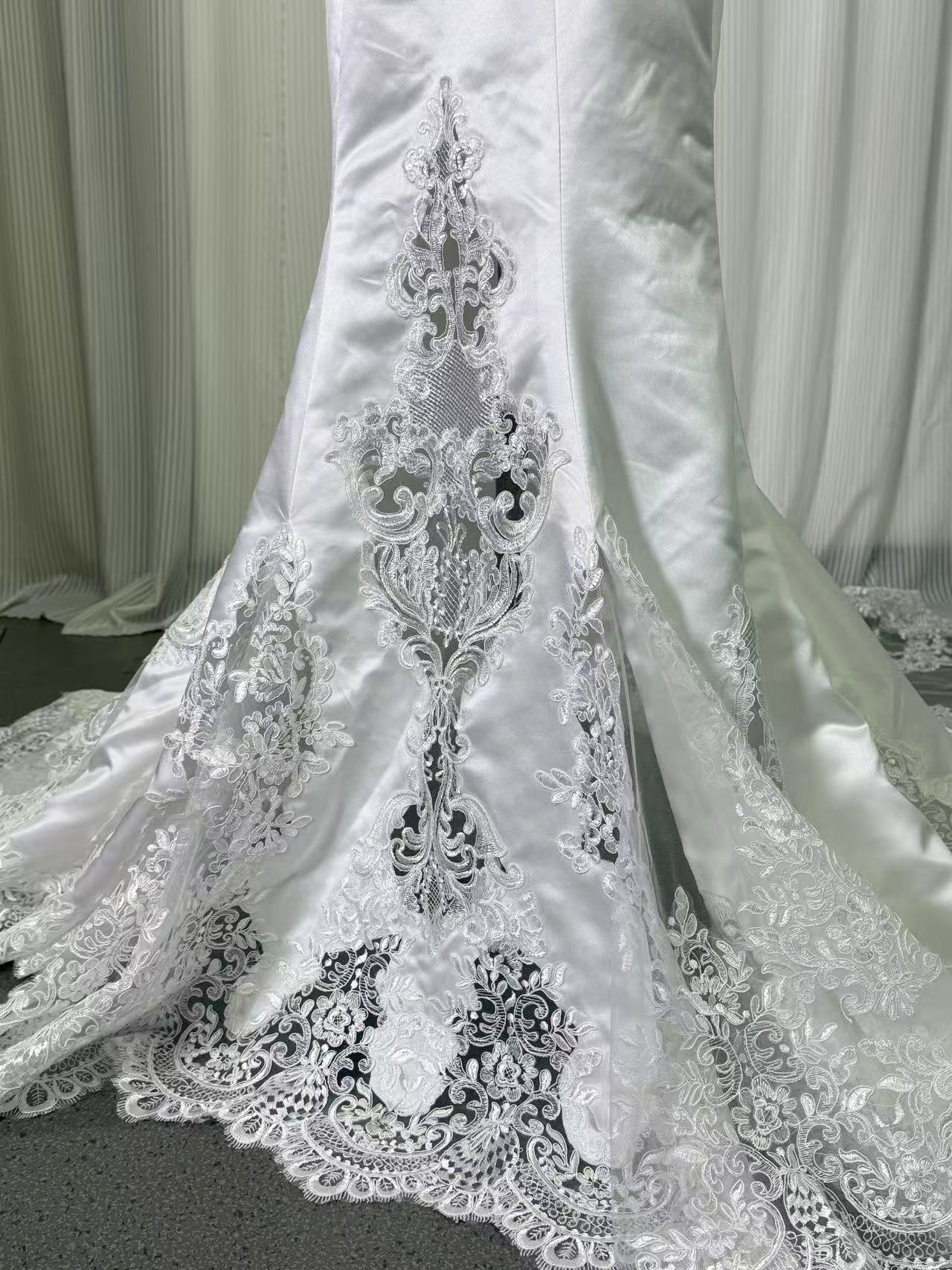 実例写真！ウェディングドレス ベアトップ 流れる透け花レース マーメイドライン 華やかなトレーン 拳式