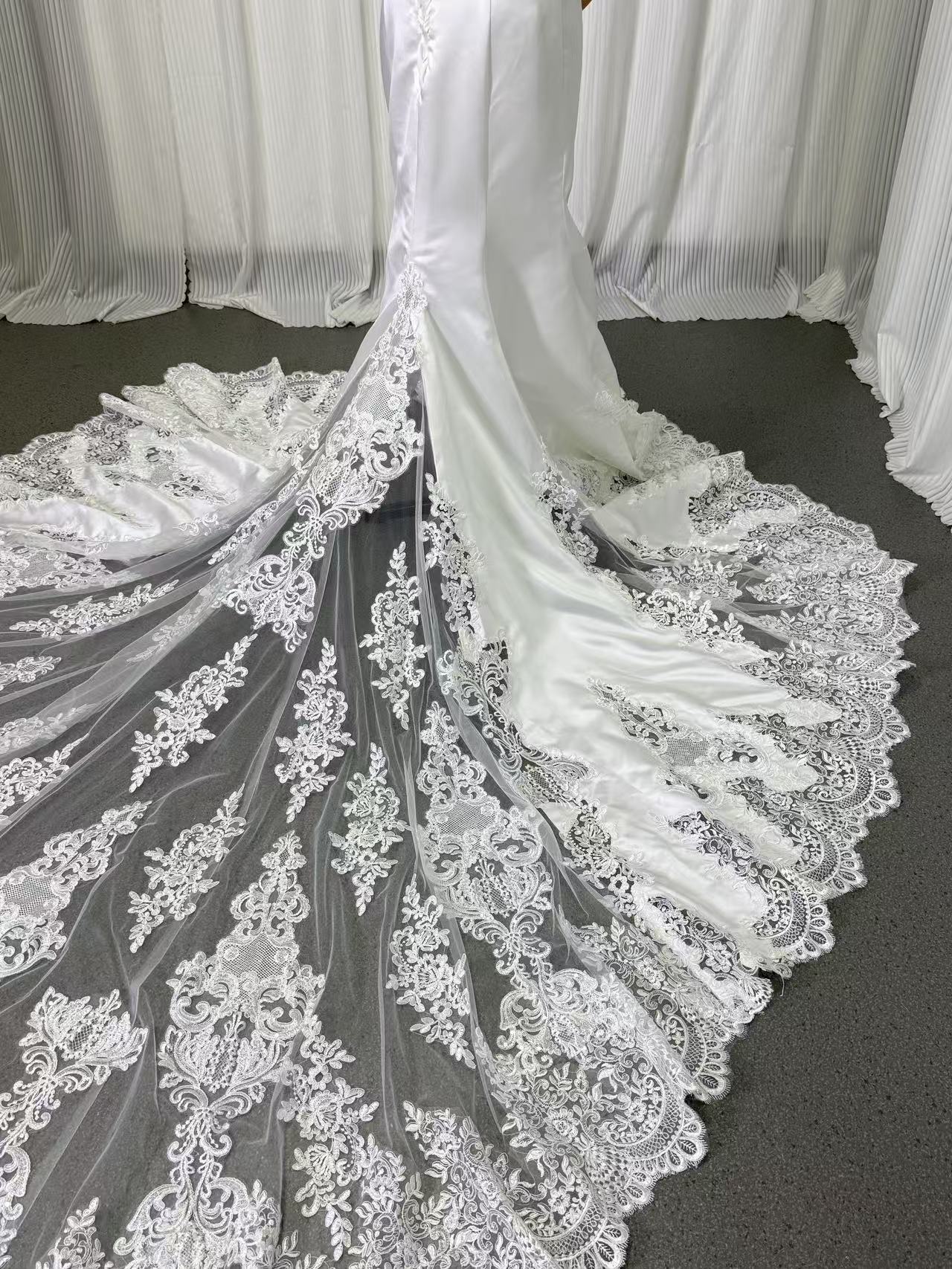 実例写真！ウェディングドレス ベアトップ 流れる透け花レース マーメイドライン 華やかなトレーン 拳式