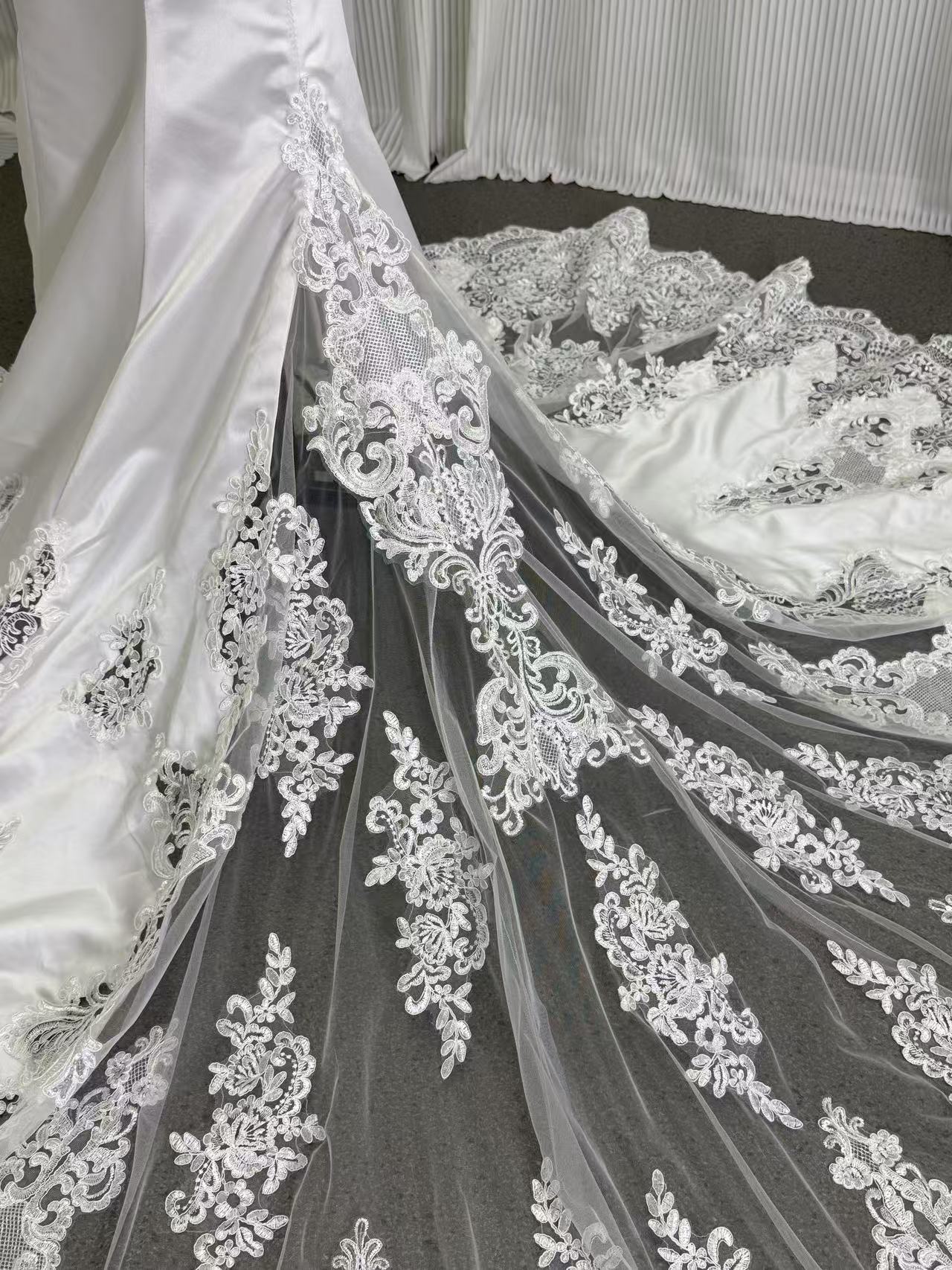 実例写真！ウェディングドレス ベアトップ 流れる透け花レース マーメイドライン 華やかなトレーン 拳式