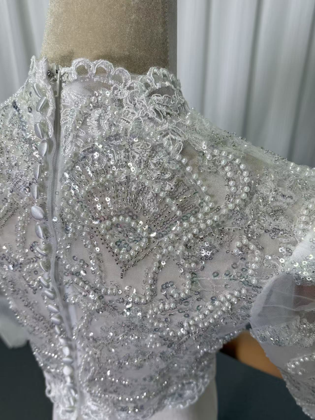 ボレロ 半袖 キラキラスパンコール 繊細レース ハイネック くるみボタン 結婚式