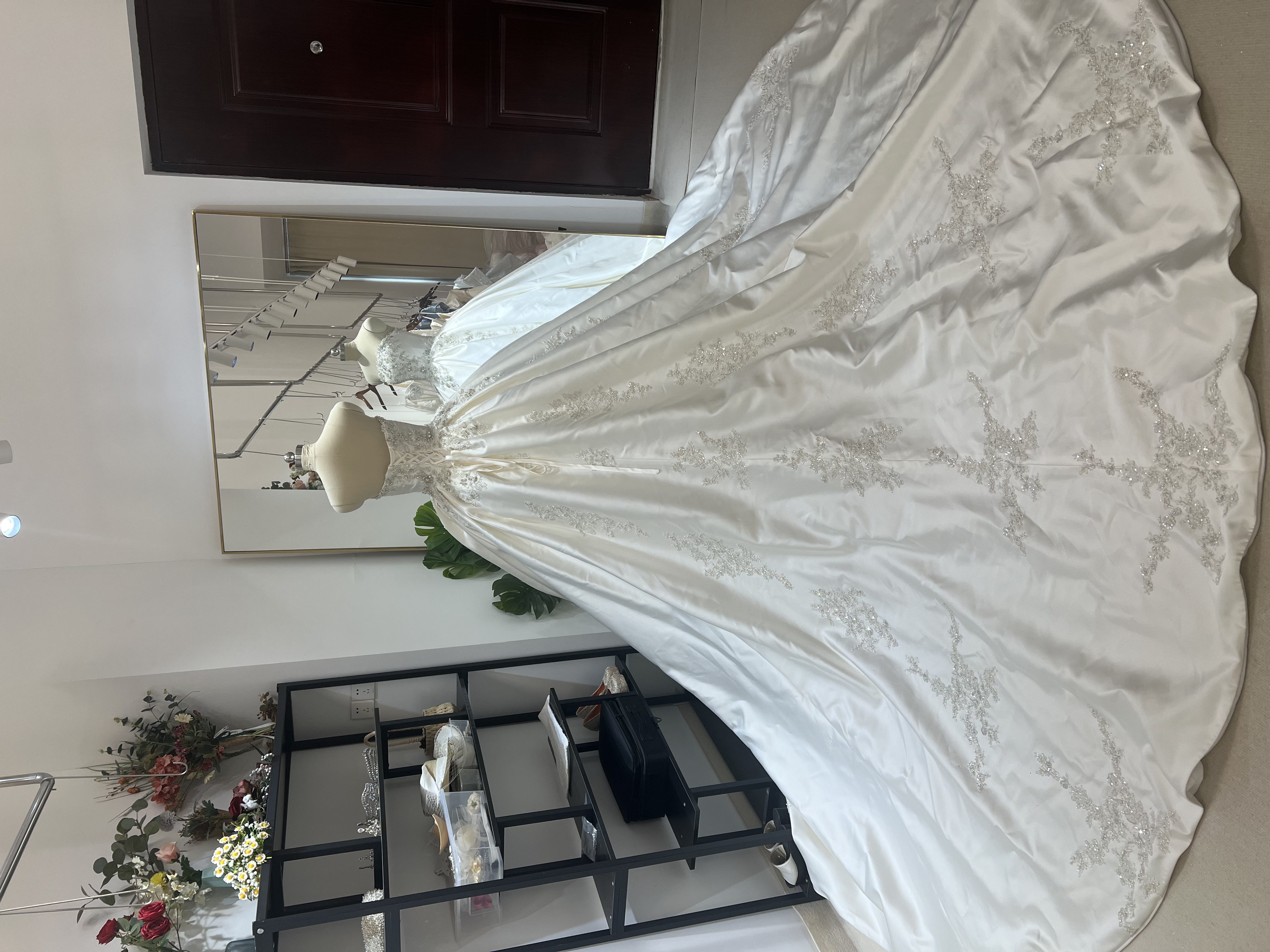 豪華！ウェディングドレス ベアトップ 姫袖 ビジュー プリンセスライン ロングトレーン 結婚式