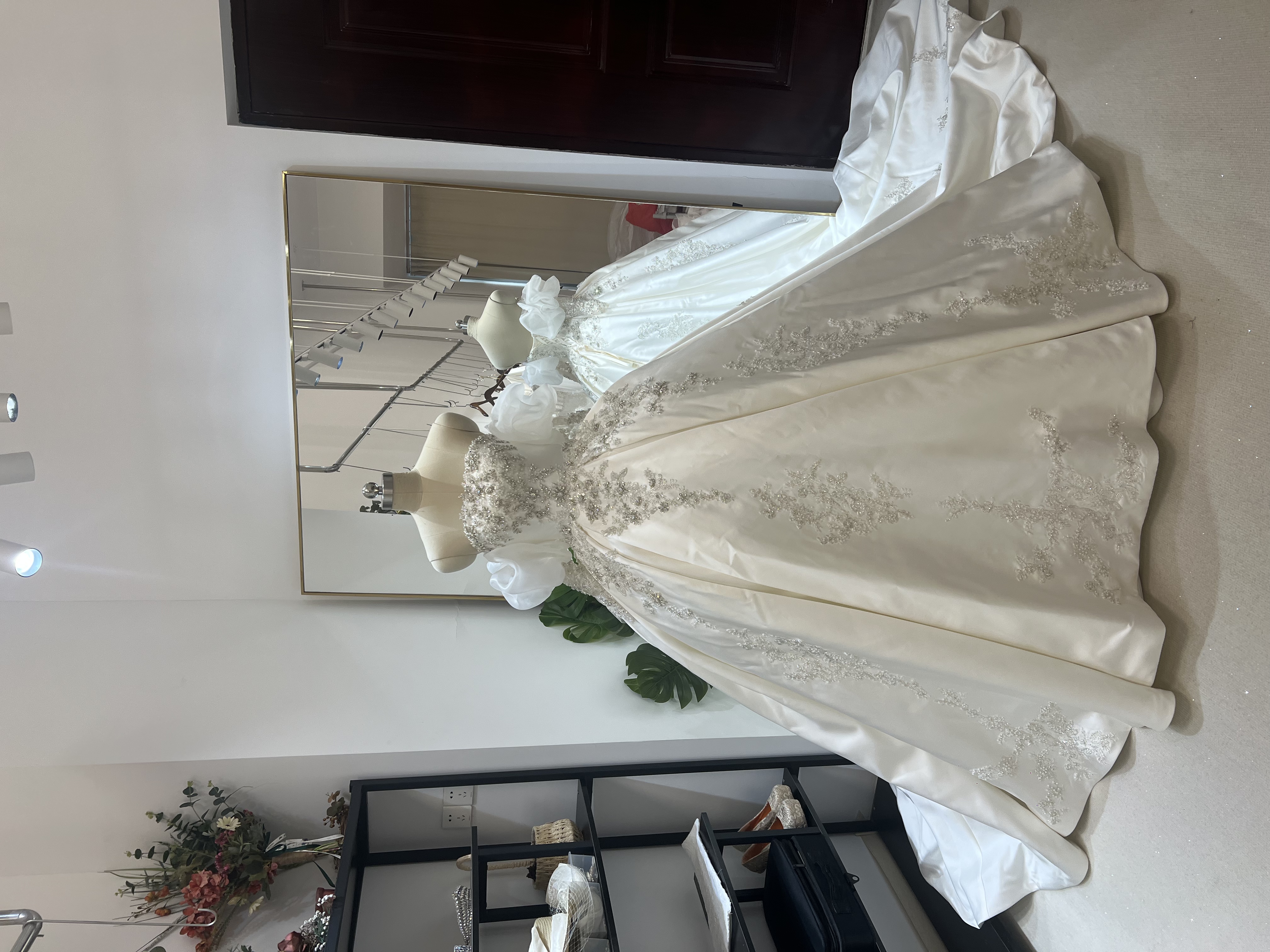 豪華！ウェディングドレス ベアトップ 姫袖 ビジュー プリンセスライン ロングトレーン 結婚式