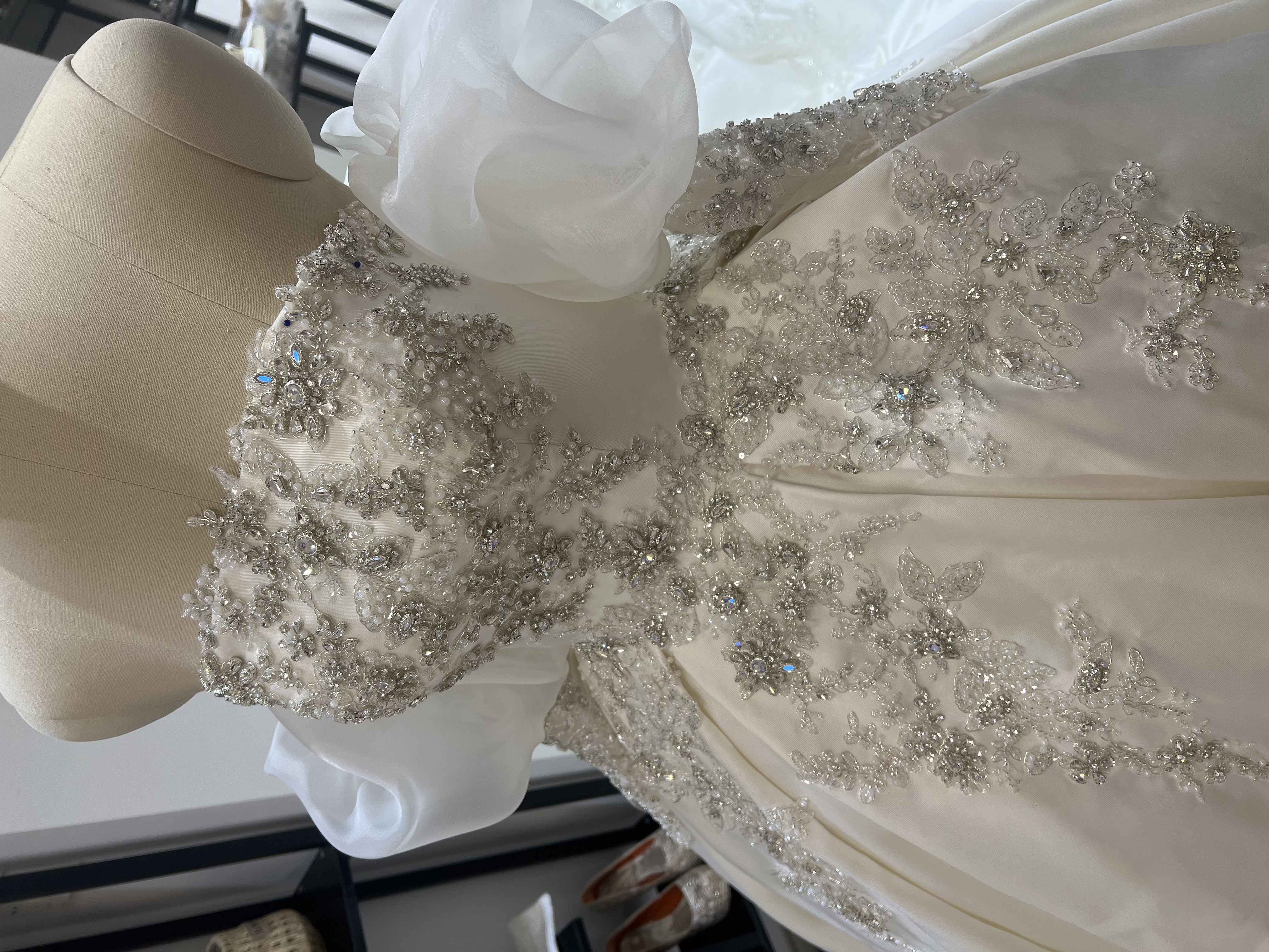 豪華！ウェディングドレス ベアトップ 姫袖 ビジュー プリンセスライン ロングトレーン 結婚式