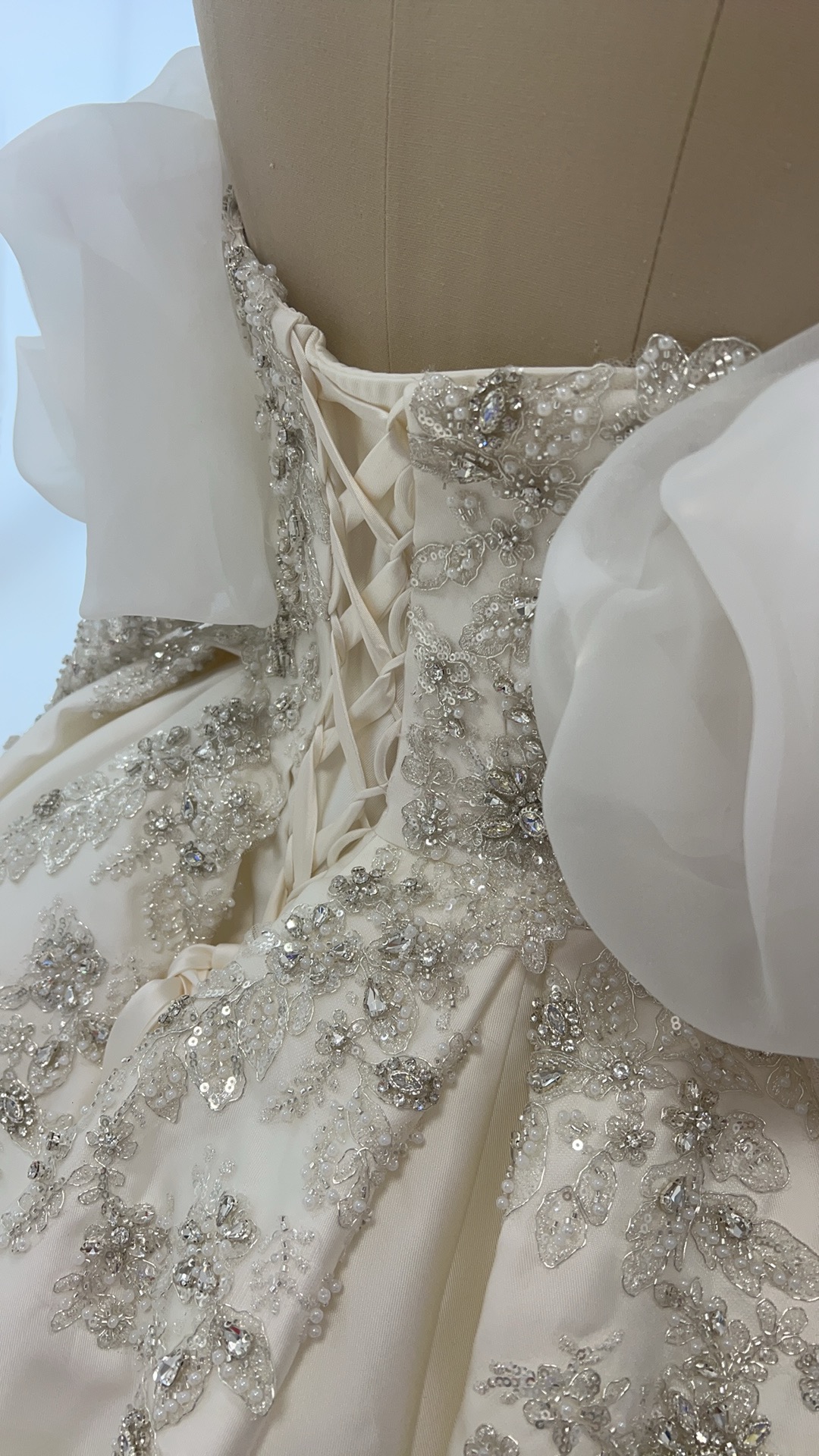 豪華！ウェディングドレス ベアトップ 姫袖 ビジュー プリンセスライン ロングトレーン 結婚式