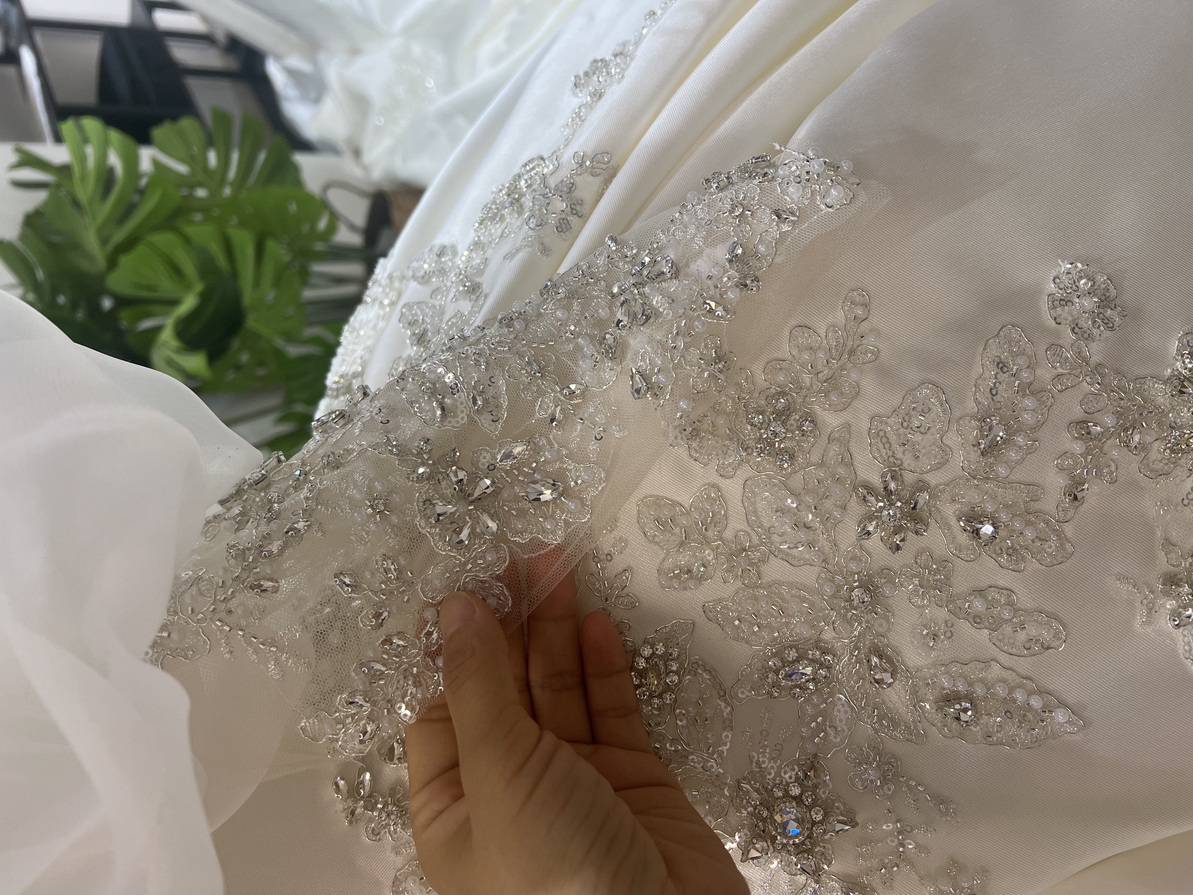 豪華！ウェディングドレス ベアトップ 姫袖 ビジュー プリンセスライン ロングトレーン 結婚式