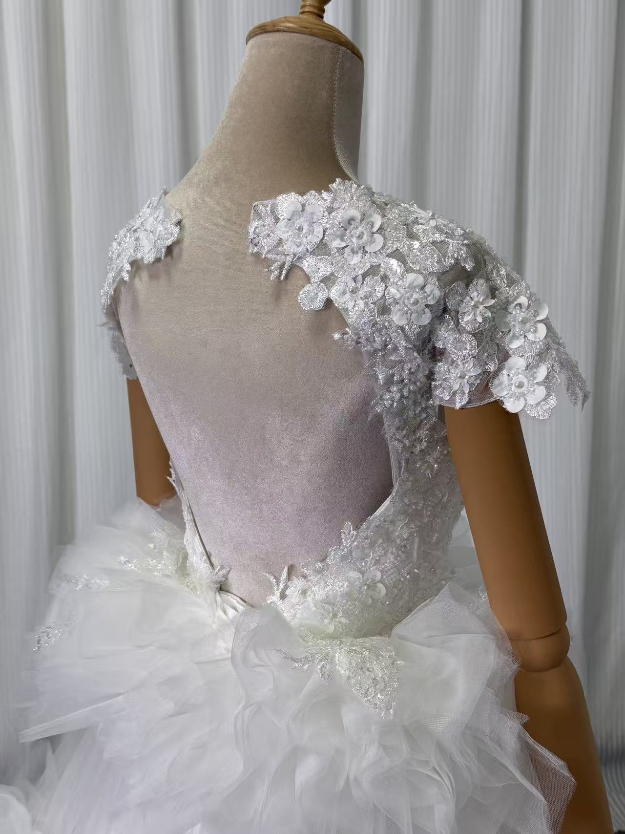 ウェディングドレス キラキラ光る刺繍 短袖 プリンセスライン ボリュームドレス 結婚式