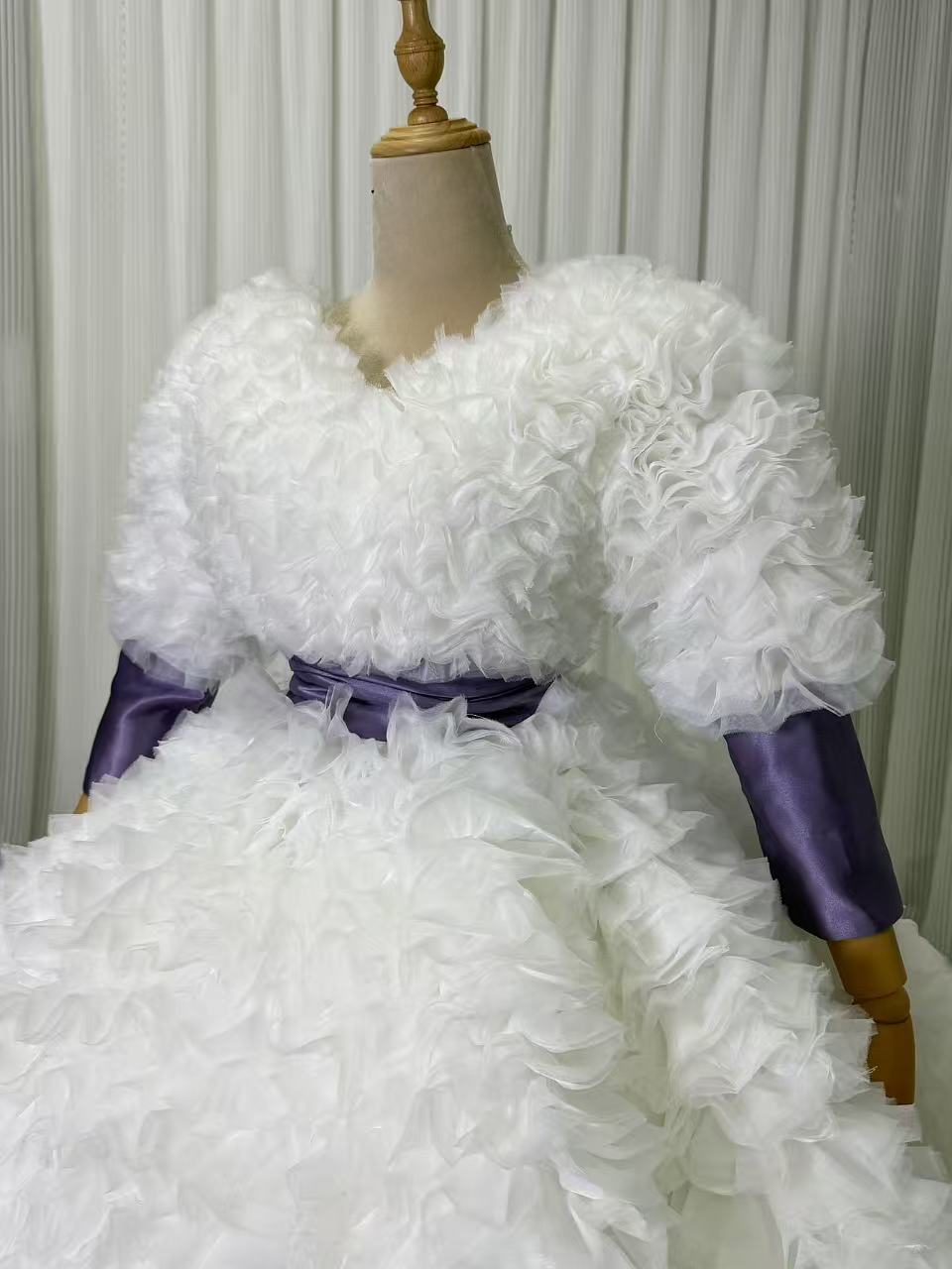 ウェディングドレス 長袖 Vネック リボン もこもこドレス ロングトレーン ボリュームドレス 拳式/前撮り