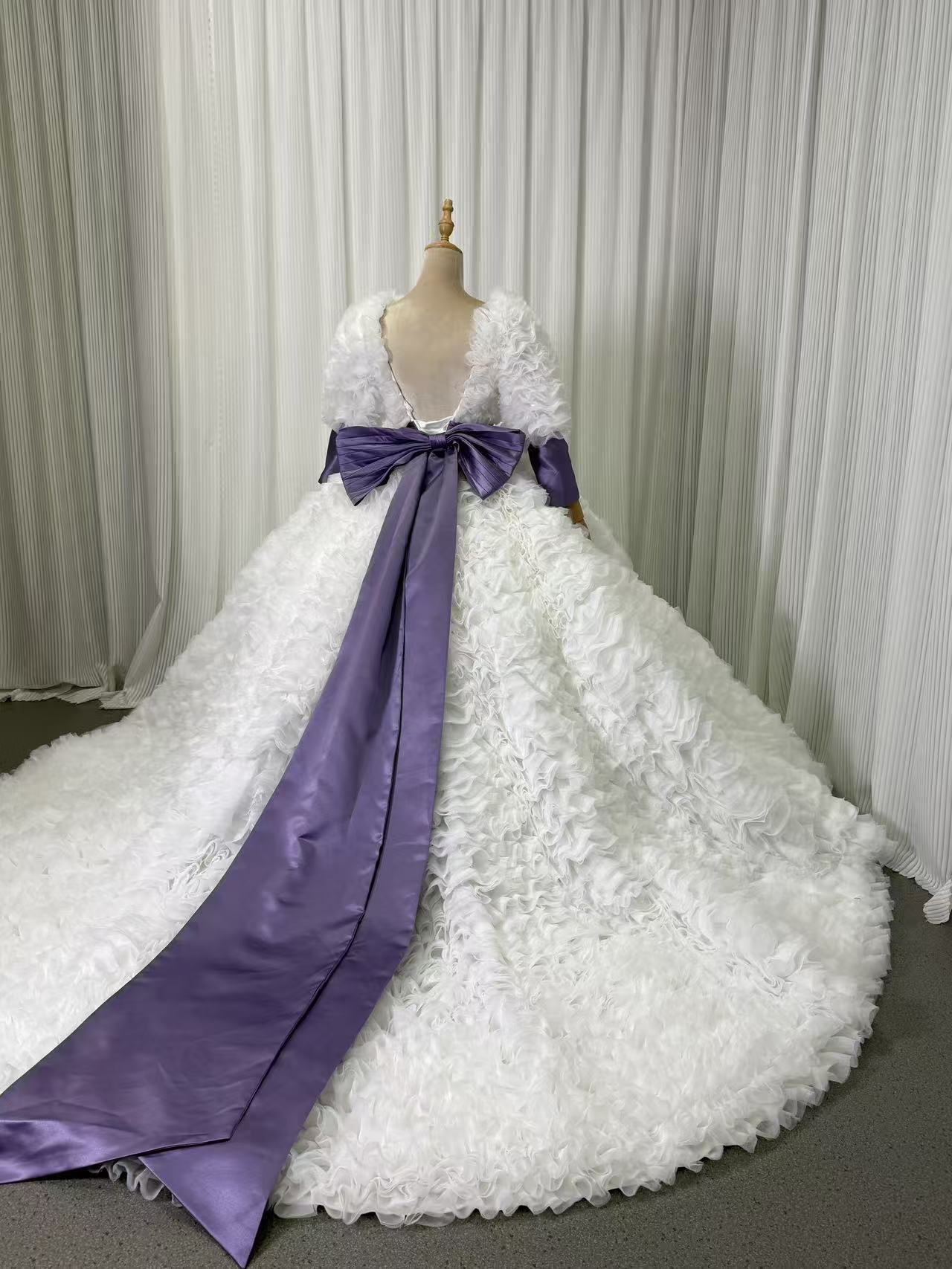 ウェディングドレス 長袖 Vネック リボン もこもこドレス ロングトレーン ボリュームドレス 拳式/前撮り