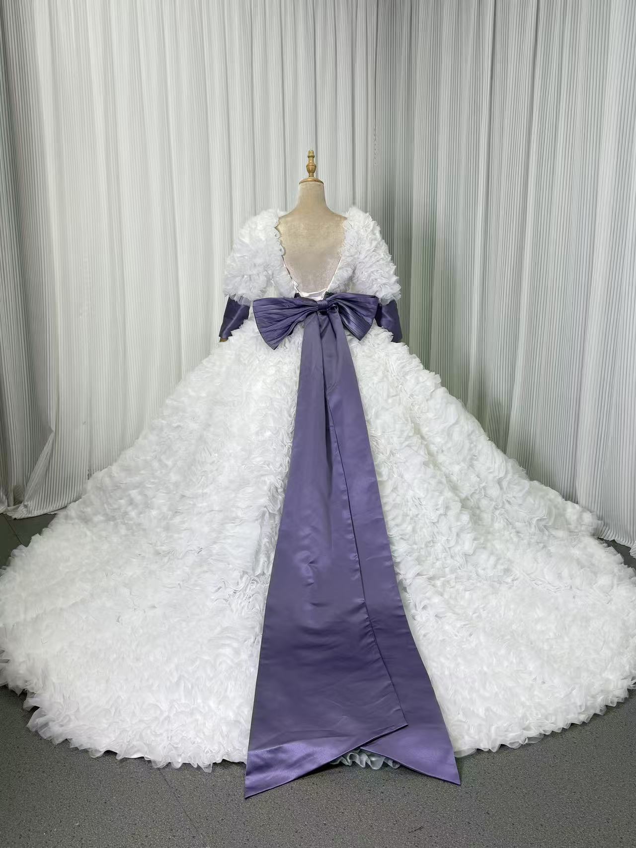 ウェディングドレス 長袖 Vネック リボン もこもこドレス ロングトレーン ボリュームドレス 拳式/前撮り