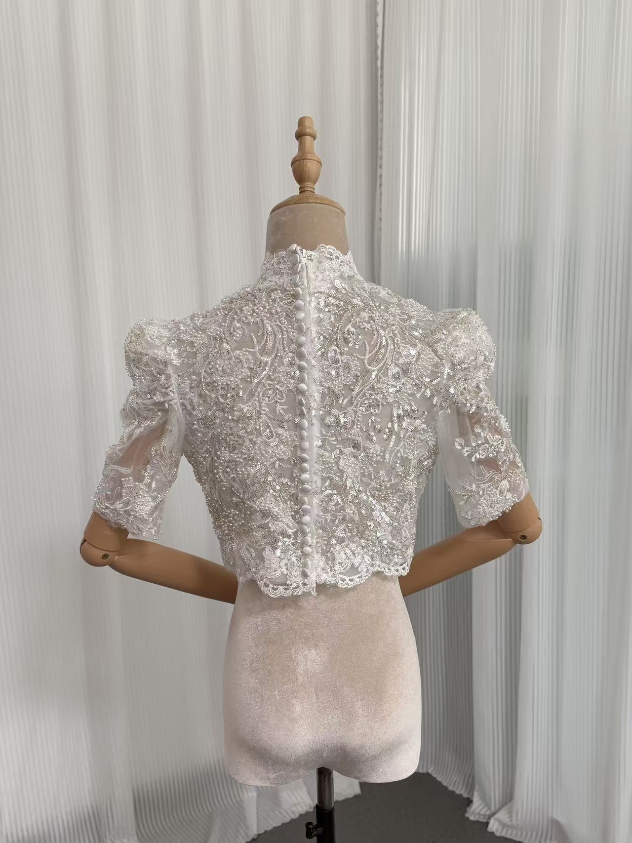 人気上昇！ボレロ 美しい花レース キラキラスパンコール 半袖 くるみボタン 可愛い 結婚式/前撮り