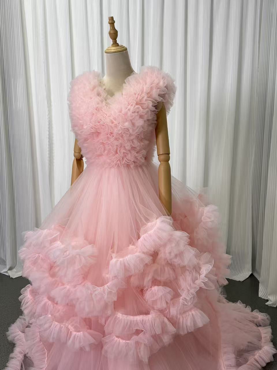 カラードレス ピンク Vネック ノースリーブ ラッフルフリル 優雅なシルエット デザイン感 花嫁