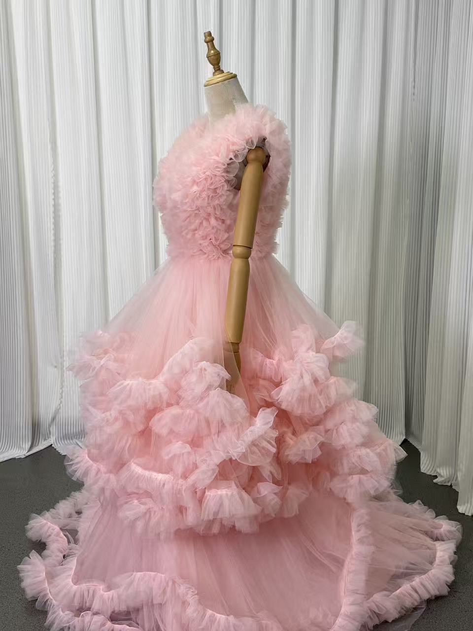 カラードレス ピンク Vネック ノースリーブ ラッフルフリル 優雅なシルエット デザイン感 花嫁