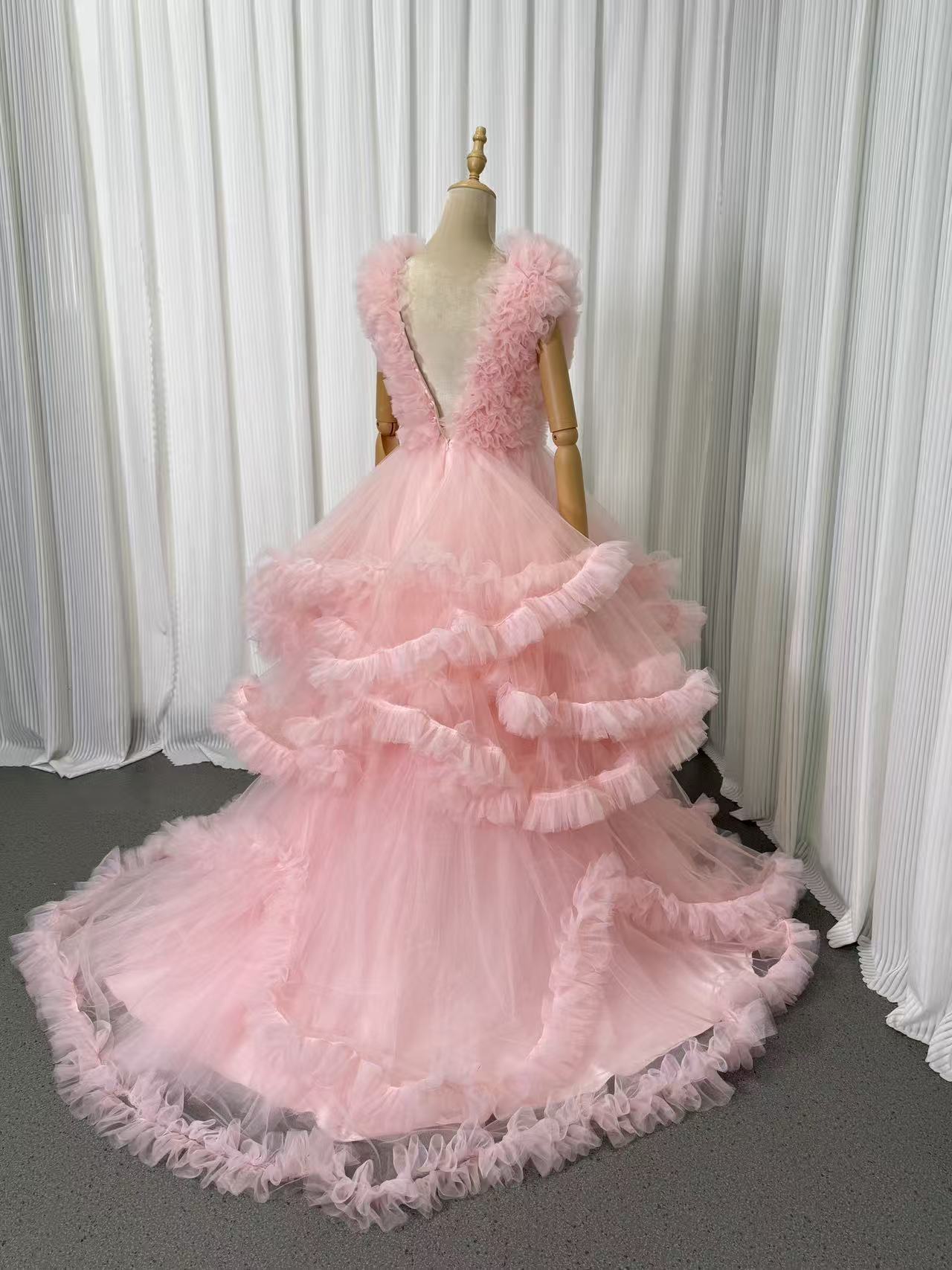 カラードレス ピンク Vネック ノースリーブ ラッフルフリル 優雅なシルエット デザイン感 花嫁