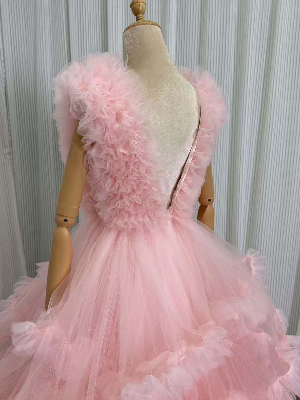 カラードレス ピンク Vネック ノースリーブ ラッフルフリル 優雅なシルエット デザイン感 花嫁