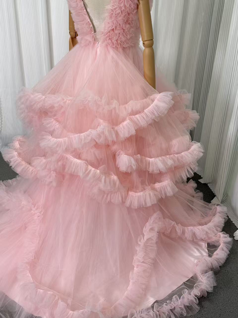 カラードレス ピンク Vネック ノースリーブ ラッフルフリル 優雅なシルエット デザイン感 花嫁