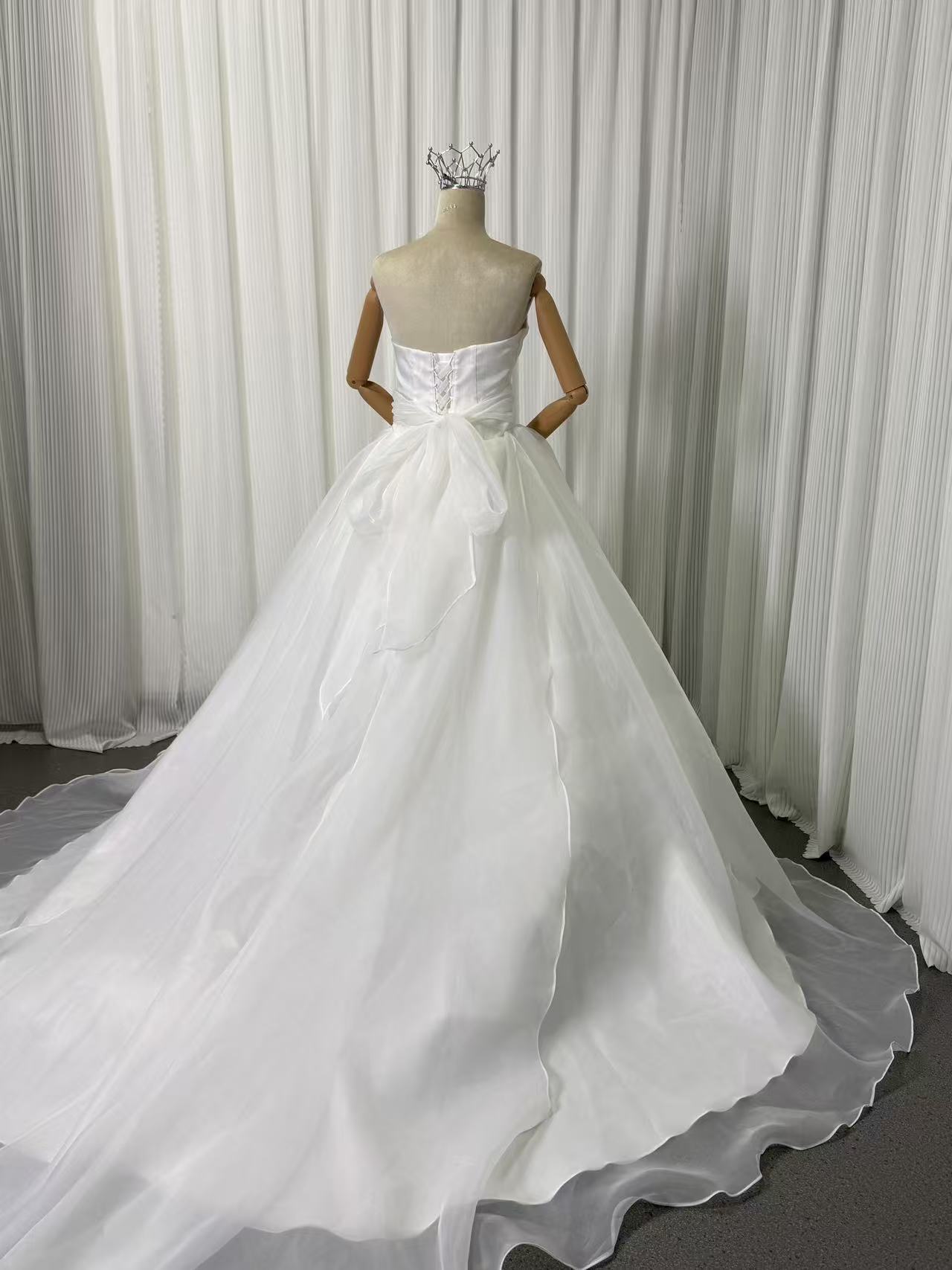 ウェディングドレス ベアトップ Aライン バックリボン エレガント 結婚式