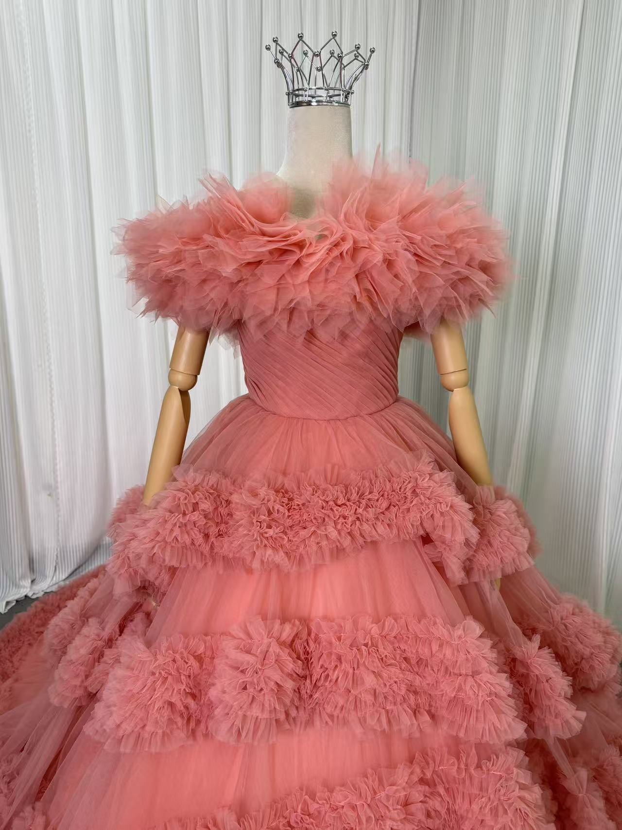 実例写真！美品！カラードレス オフショルダー ローズピンク ラッフルフリル デザイン感 ロングトレーン 花嫁