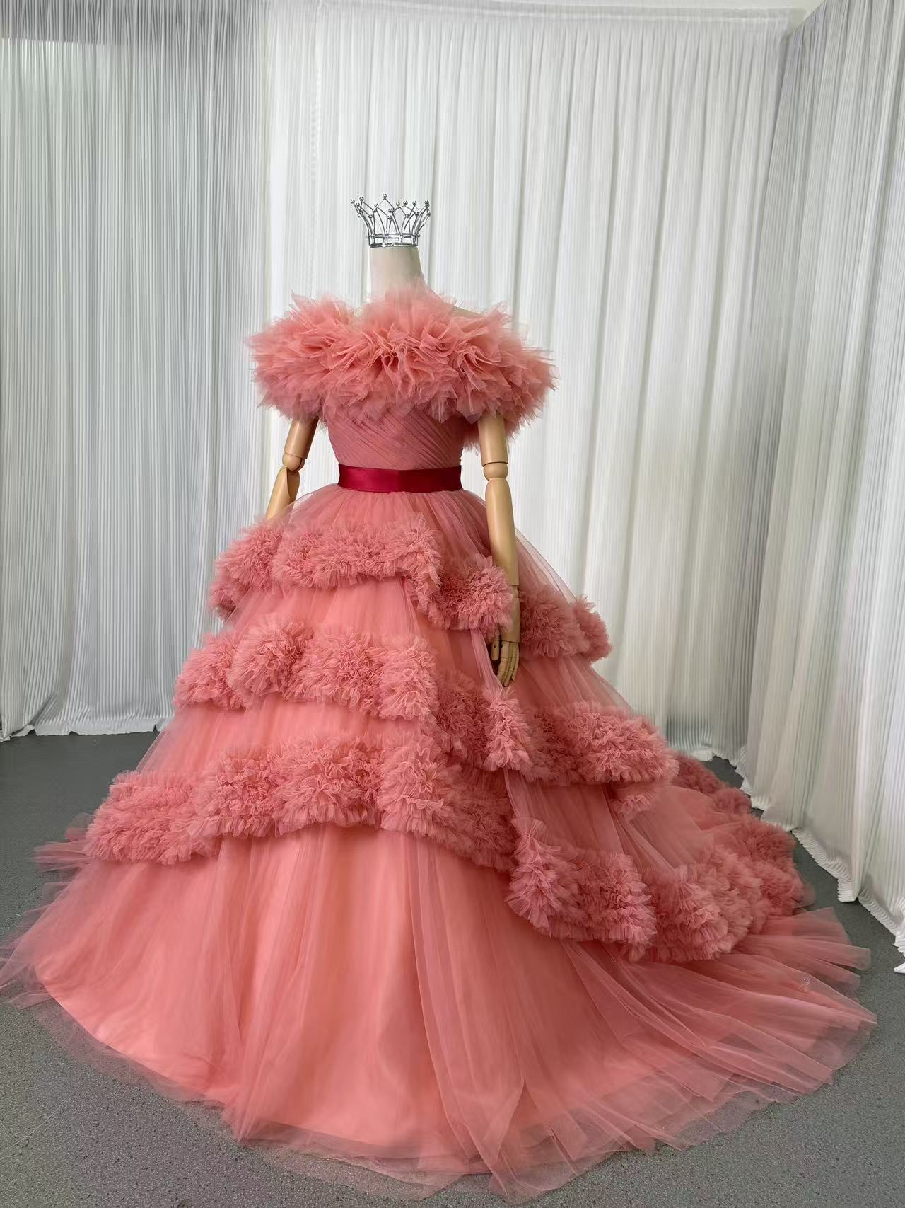 実例写真！美品！カラードレス オフショルダー ローズピンク ラッフルフリル デザイン感 ロングトレーン 花嫁