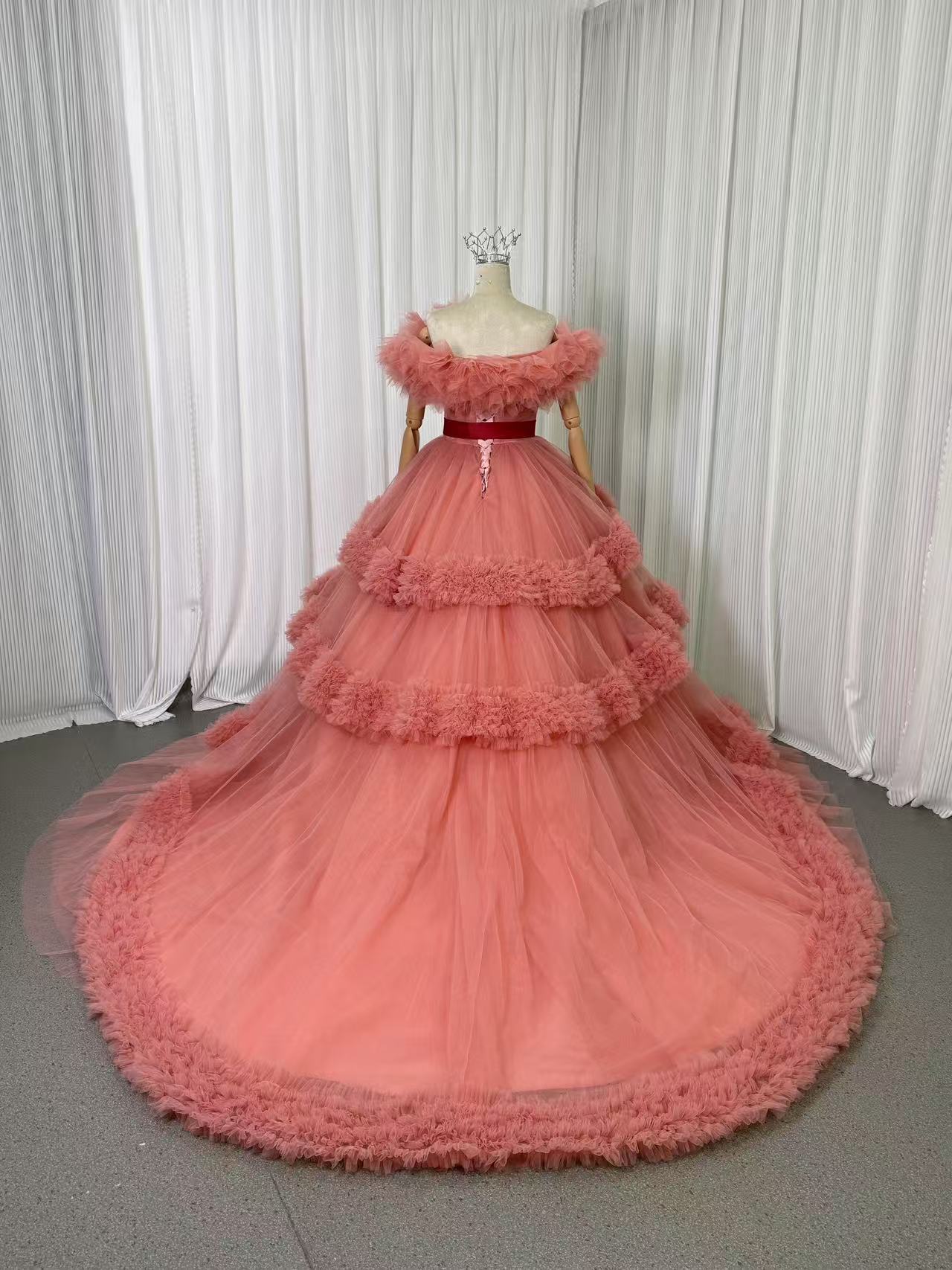 実例写真！美品！カラードレス オフショルダー ローズピンク ラッフルフリル デザイン感 ロングトレーン 花嫁