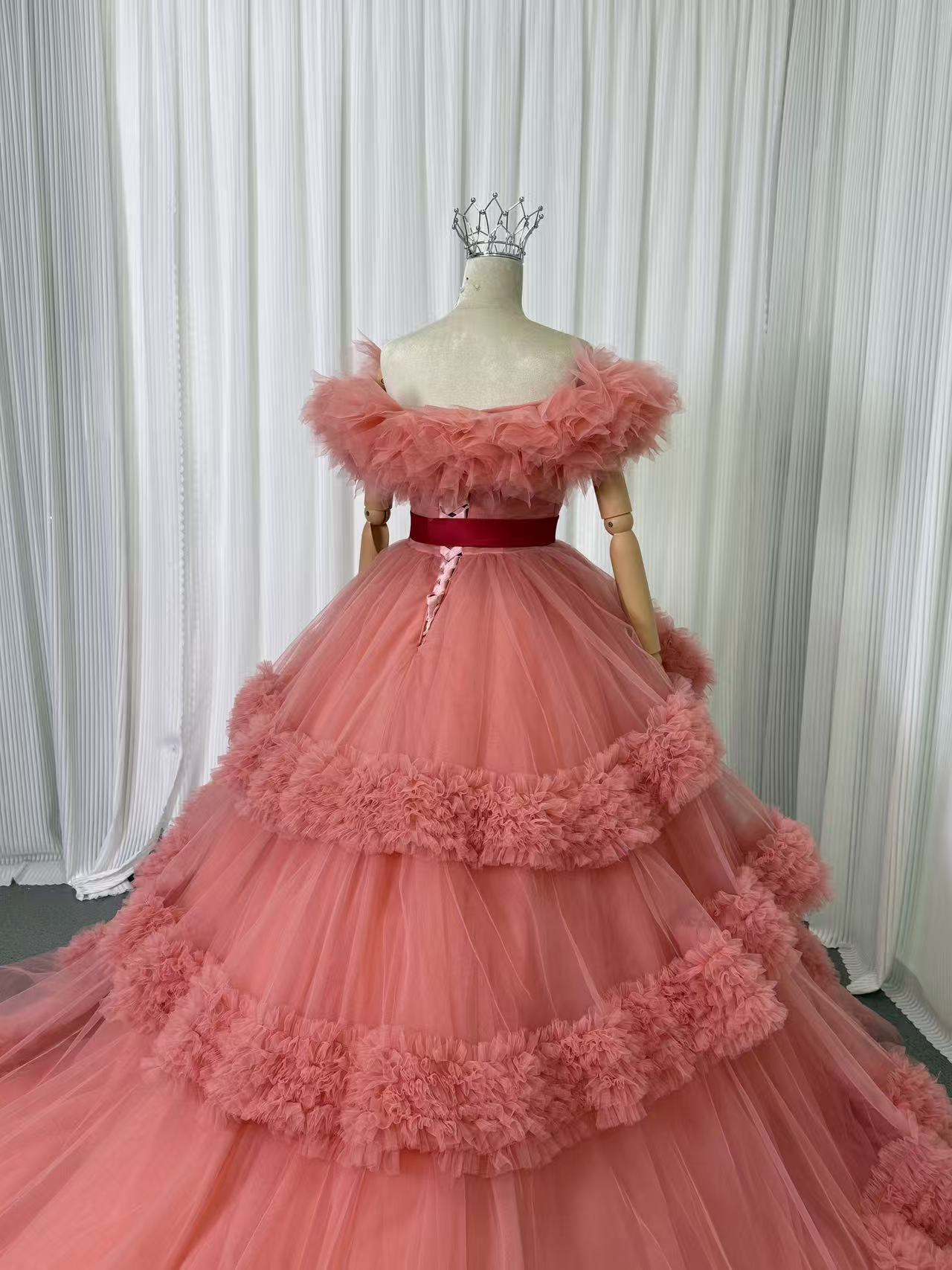 実例写真！美品！カラードレス オフショルダー ローズピンク ラッフルフリル デザイン感 ロングトレーン 花嫁