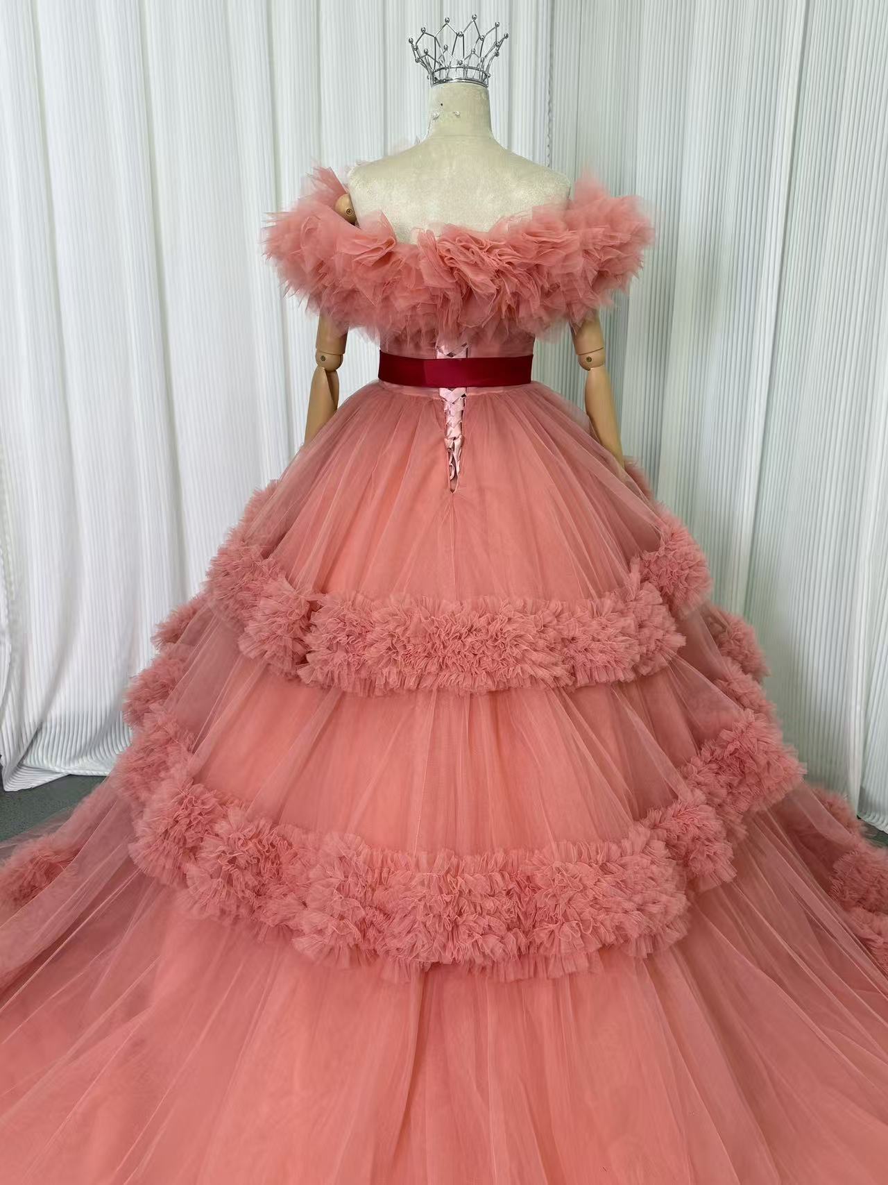 実例写真！美品！カラードレス オフショルダー ローズピンク ラッフルフリル デザイン感 ロングトレーン 花嫁