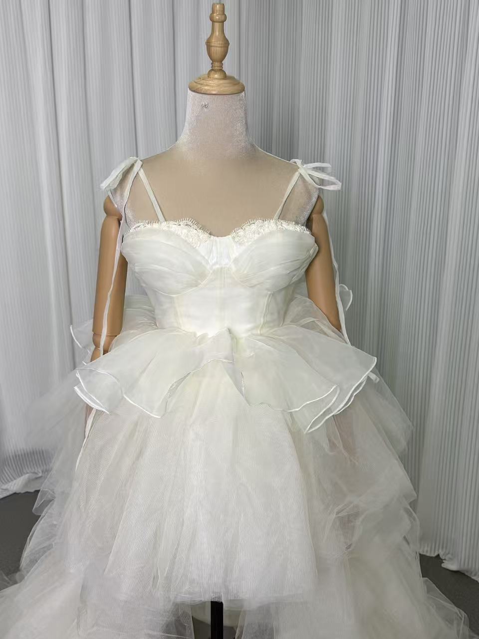 ウェディングドレス シャンパン色 キャミソール ラッフルフリル フィッシュテール 繊細レース ファスナー 披露宴