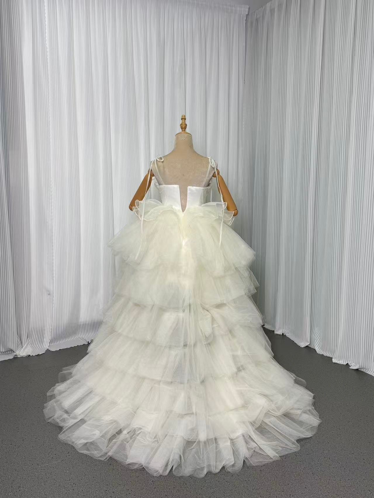 ウェディングドレス シャンパン色 キャミソール ラッフルフリル フィッシュテール 繊細レース ファスナー 披露宴