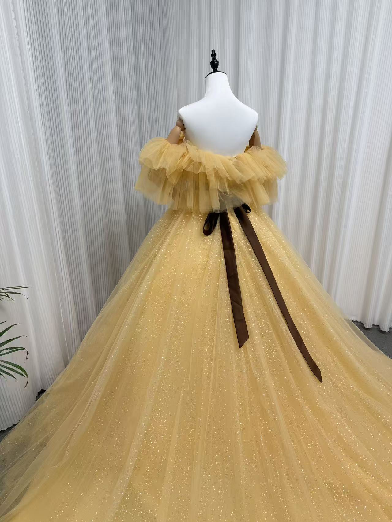 カラードレス イエロー オフショルダー サッシュベルト フレアスカート 可愛い キラキラチュール 花嫁