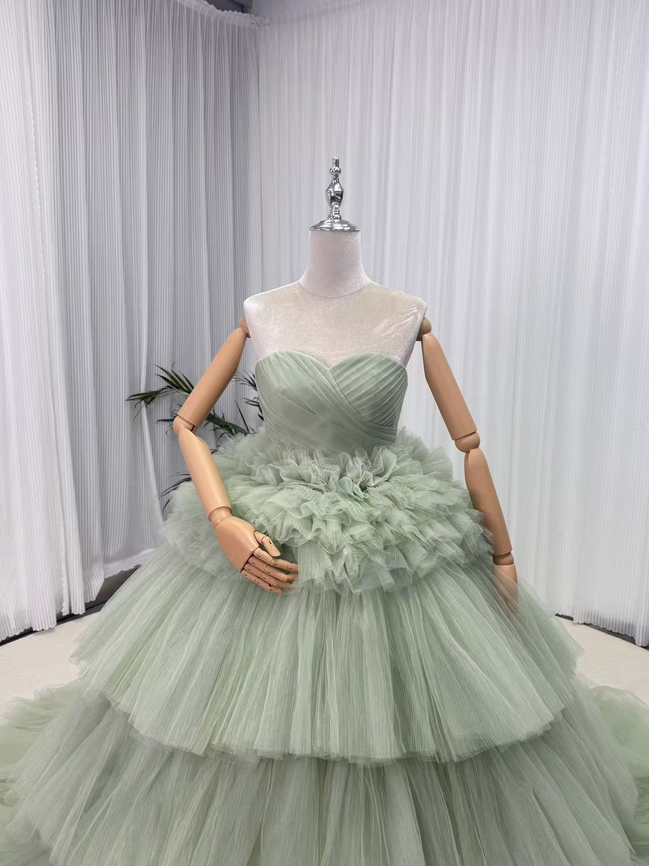 華やか カラードレス ライトグリーン ベアトップ プリーツスカート ボリュームドレス 花嫁 抜群のおしゃれ見え