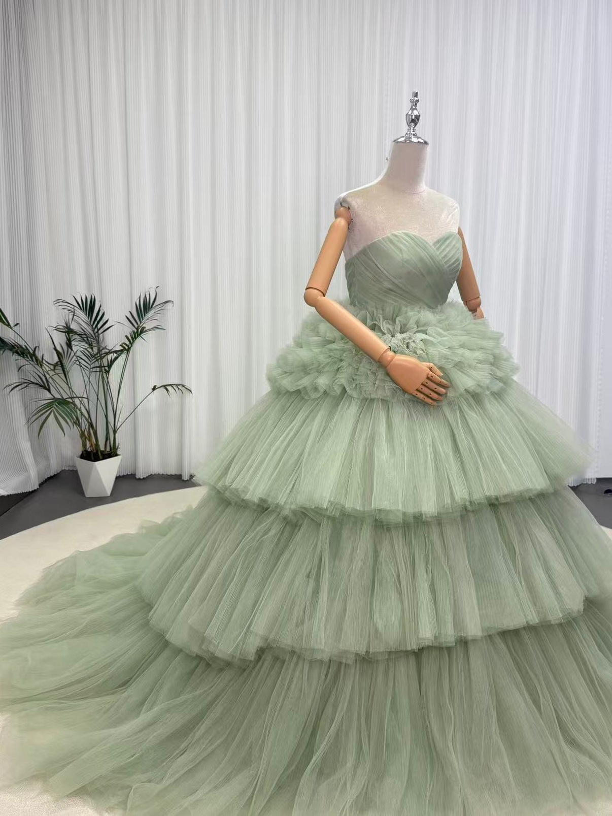 華やか カラードレス ライトグリーン ベアトップ プリーツスカート ボリュームドレス 花嫁 抜群のおしゃれ見え