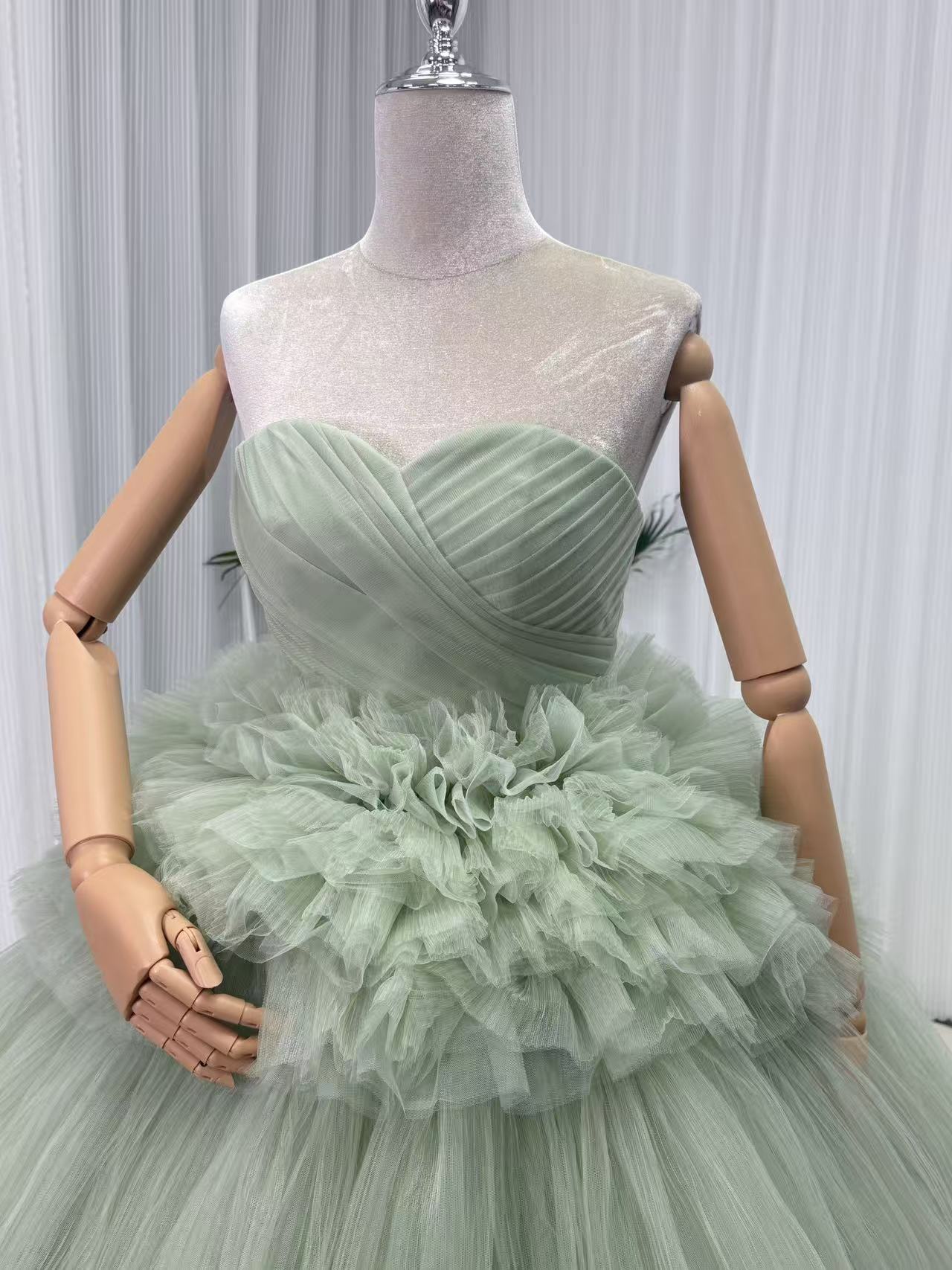 華やか カラードレス ライトグリーン ベアトップ プリーツスカート ボリュームドレス 花嫁 抜群のおしゃれ見え
