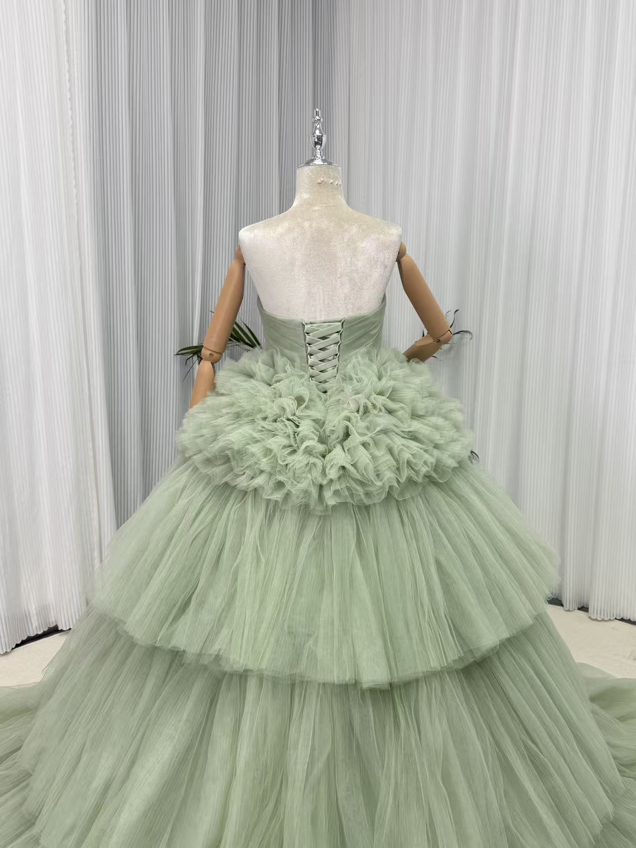 華やか カラードレス ライトグリーン ベアトップ プリーツスカート ボリュームドレス 花嫁 抜群のおしゃれ見え