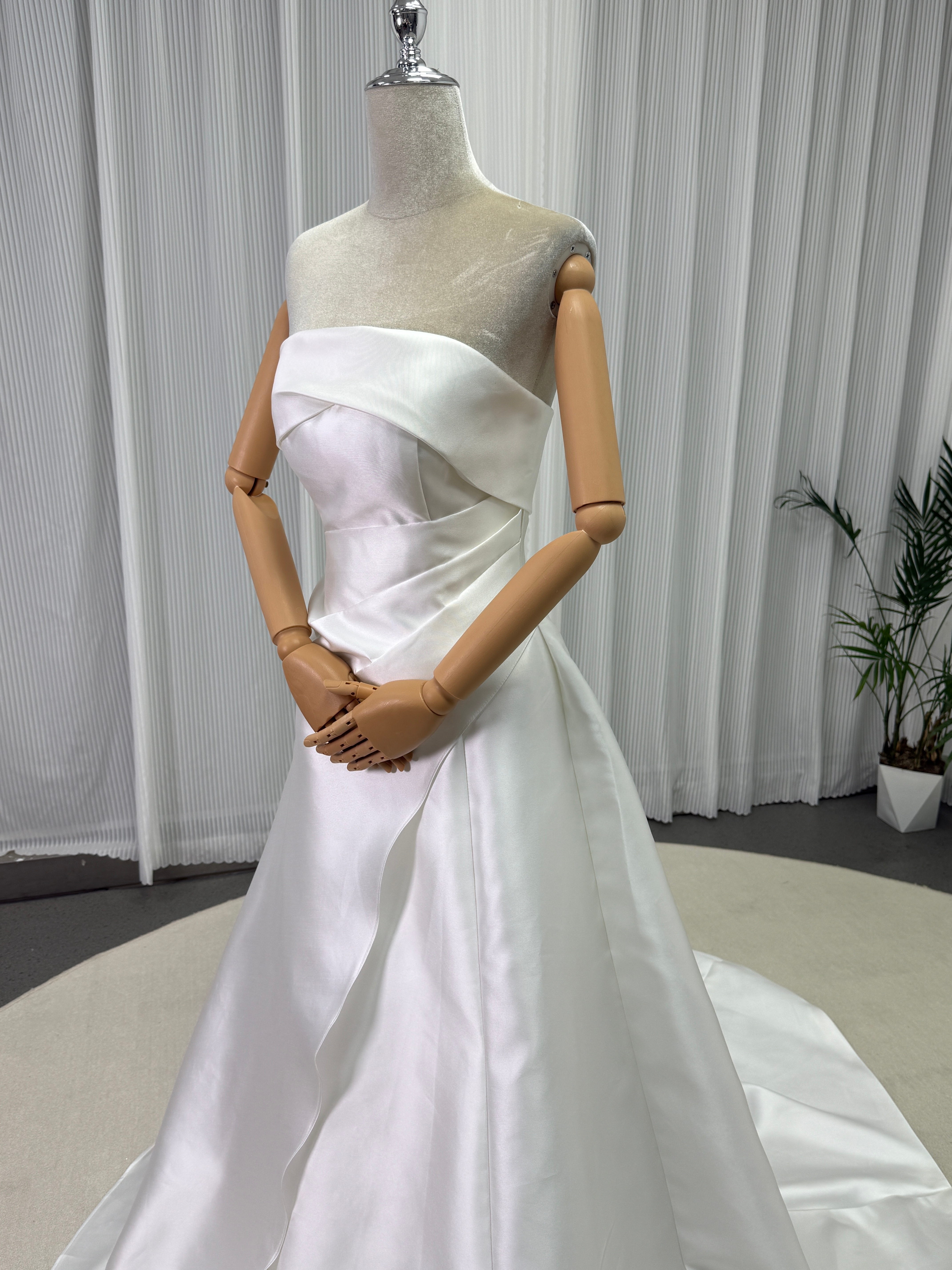 フランス風 ウェディングドレス ベアトップ 細見えシルエット 短トレーン ミカドサテン 結婚式