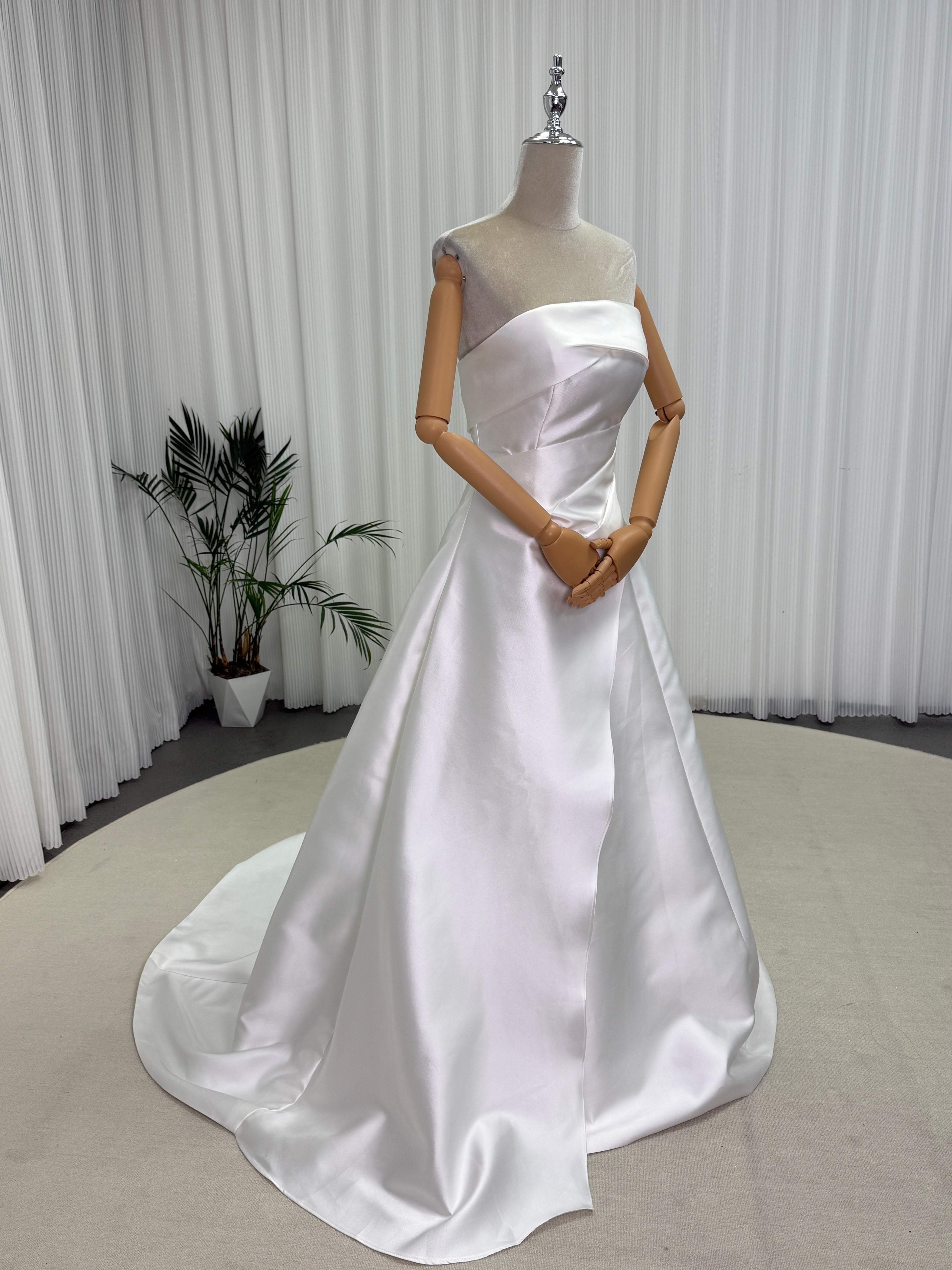 フランス風 ウェディングドレス ベアトップ 細見えシルエット 短トレーン ミカドサテン 結婚式